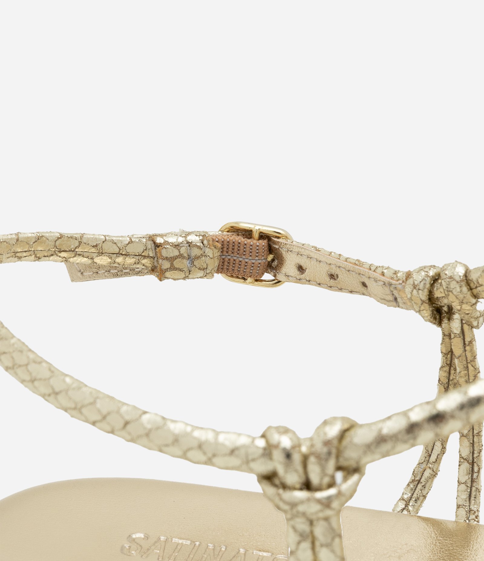 Sandália Rasteira com Bico Folha e Tiras com Efeito Cobra Dourado 3