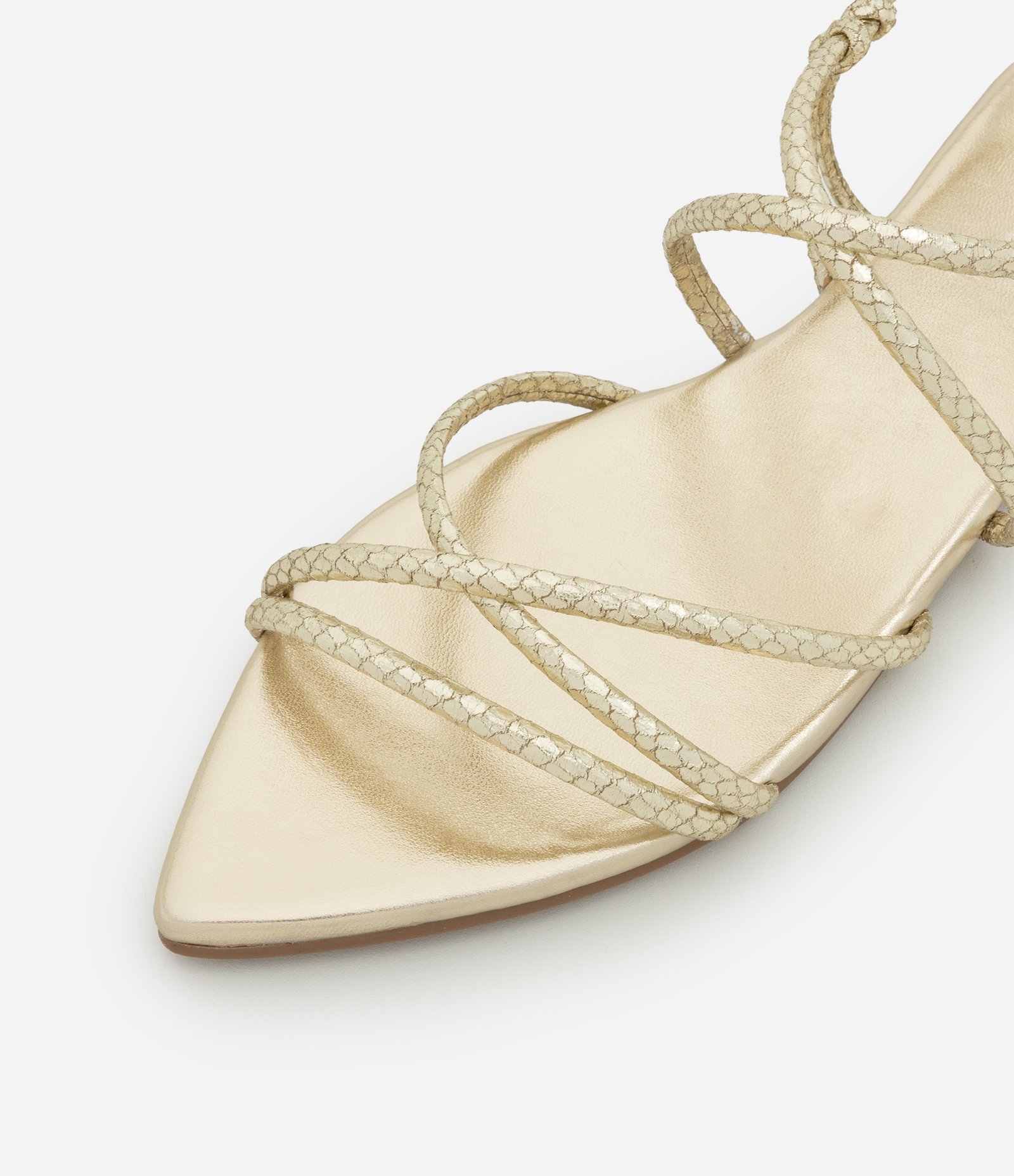 Sandália Rasteira com Bico Folha e Tiras com Efeito Cobra Dourado 5