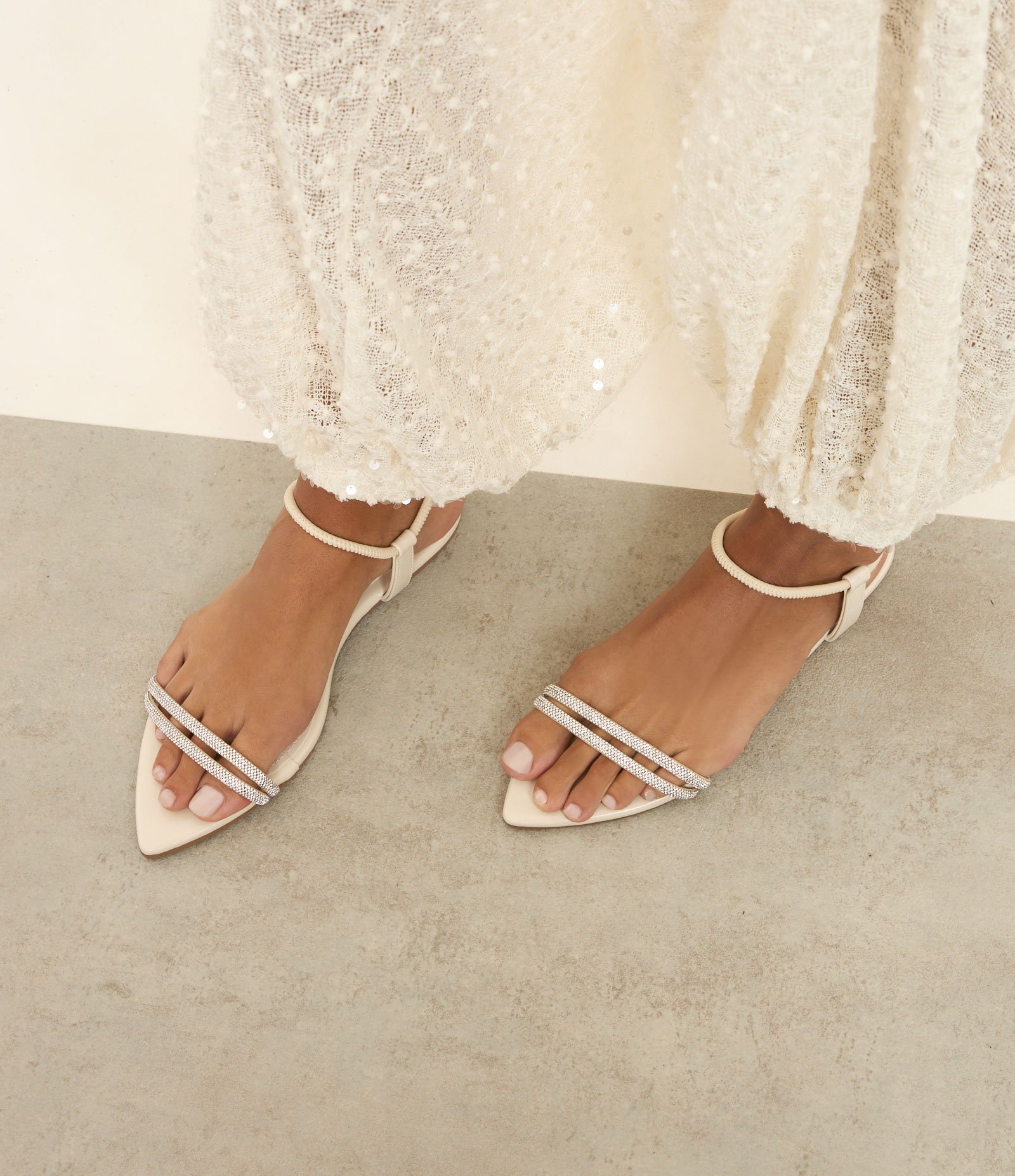 Sandália Rasteira com Bico Folha e Tiras de Strass Off White 5