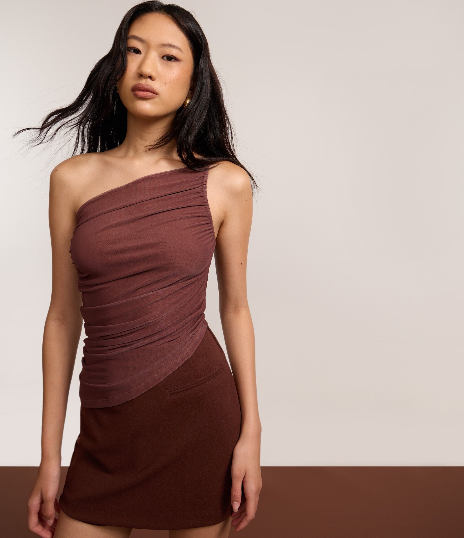 Blusa Ombro Só em Tule com Alça Fina e Franzidos Marrom 4