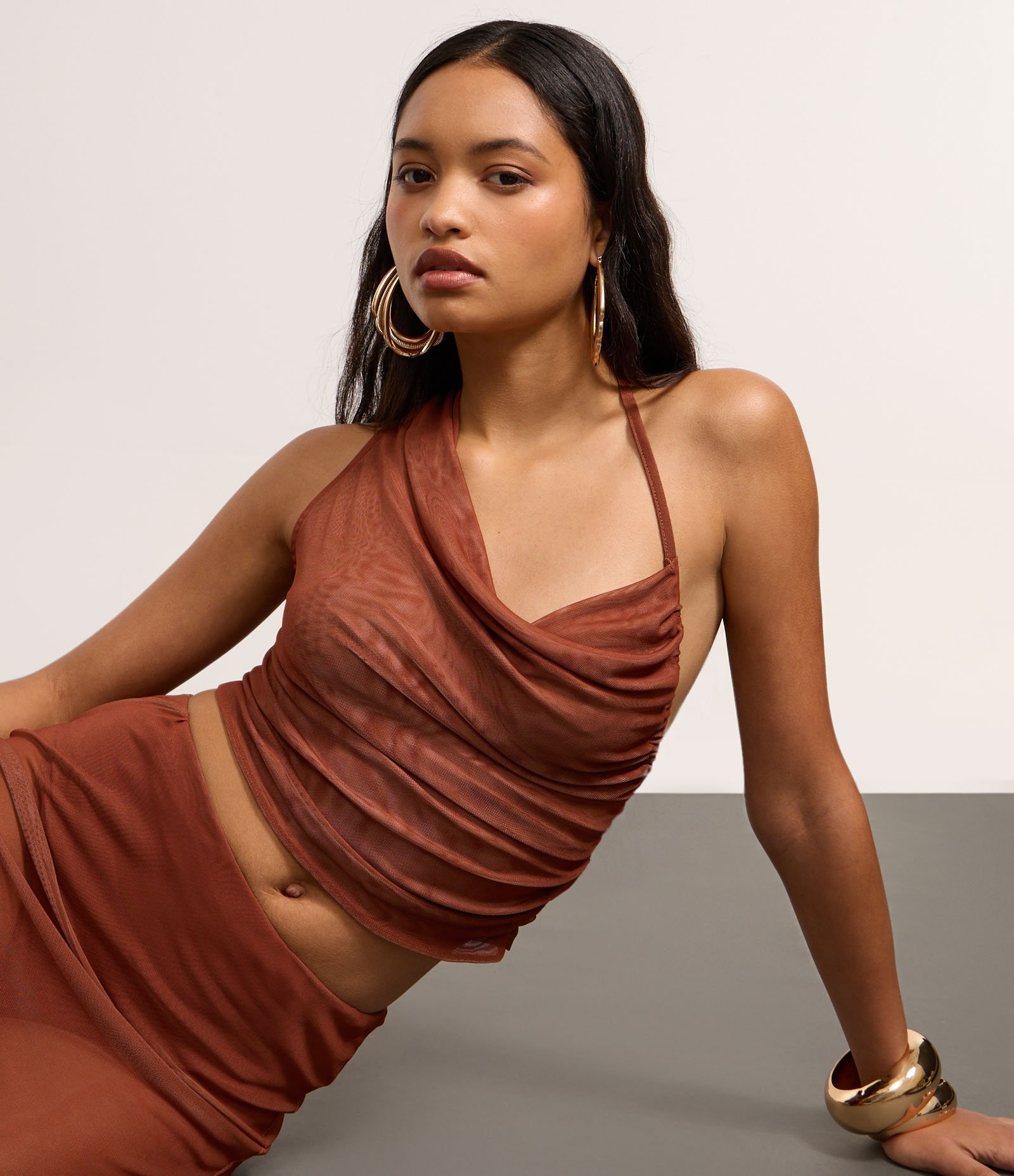 Blusa em Tule com com Decote Degagê Assimétrico Marrom 5