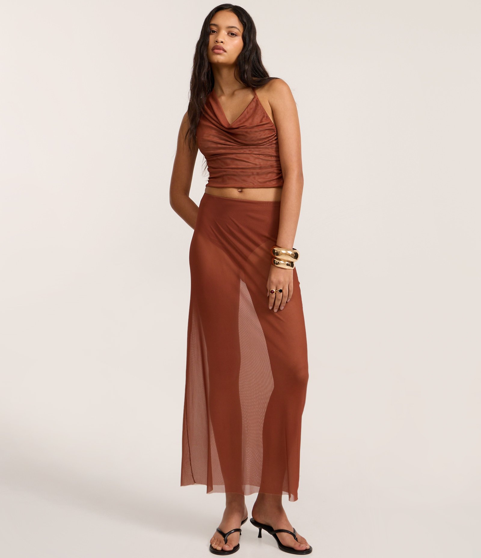 Blusa em Tule com com Decote Degagê Assimétrico Marrom 2