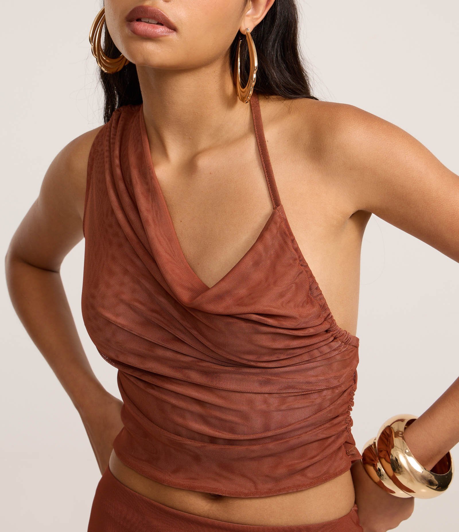 Blusa em Tule com com Decote Degagê Assimétrico Marrom 3