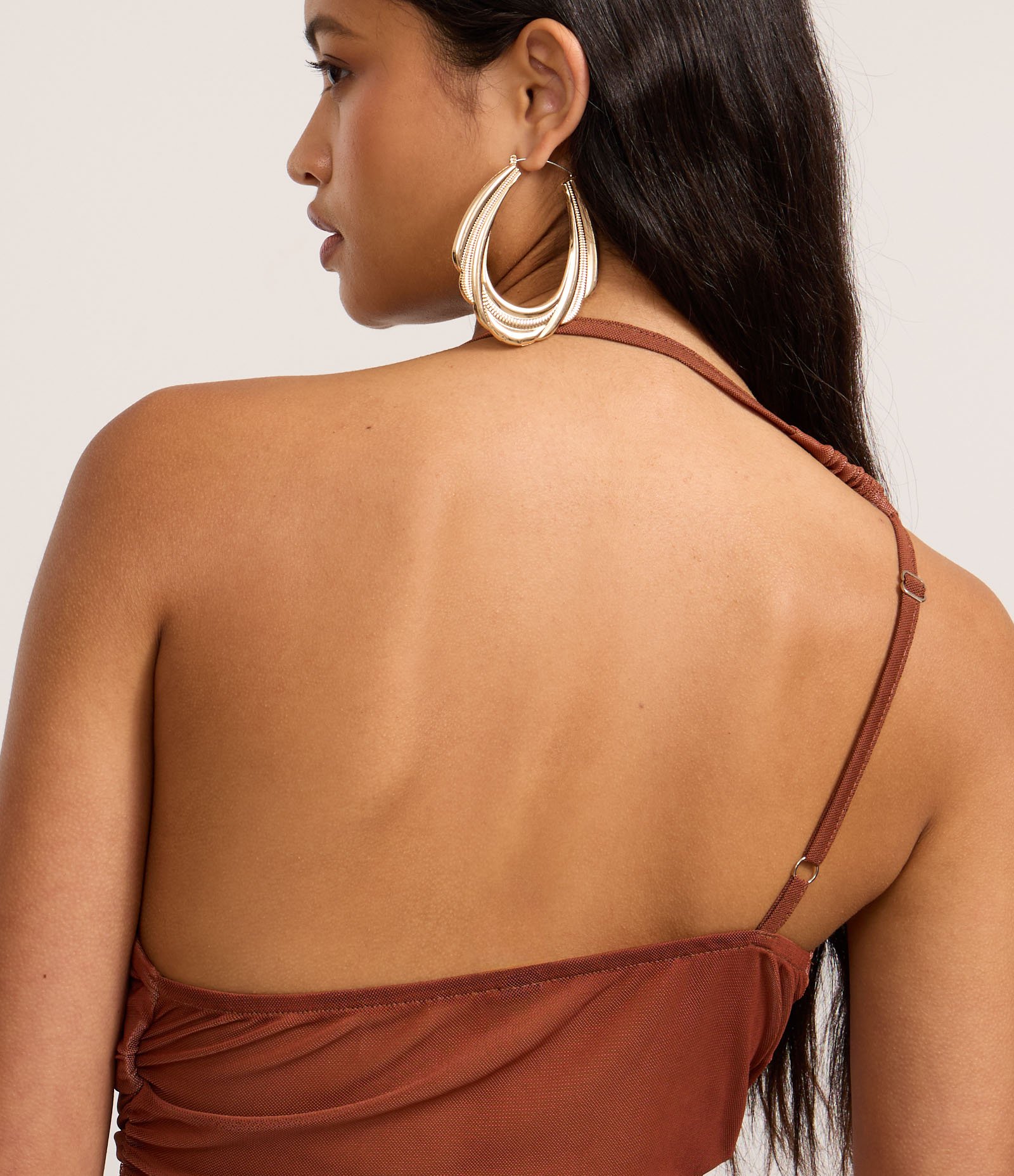 Blusa em Tule com com Decote Degagê Assimétrico Marrom 4