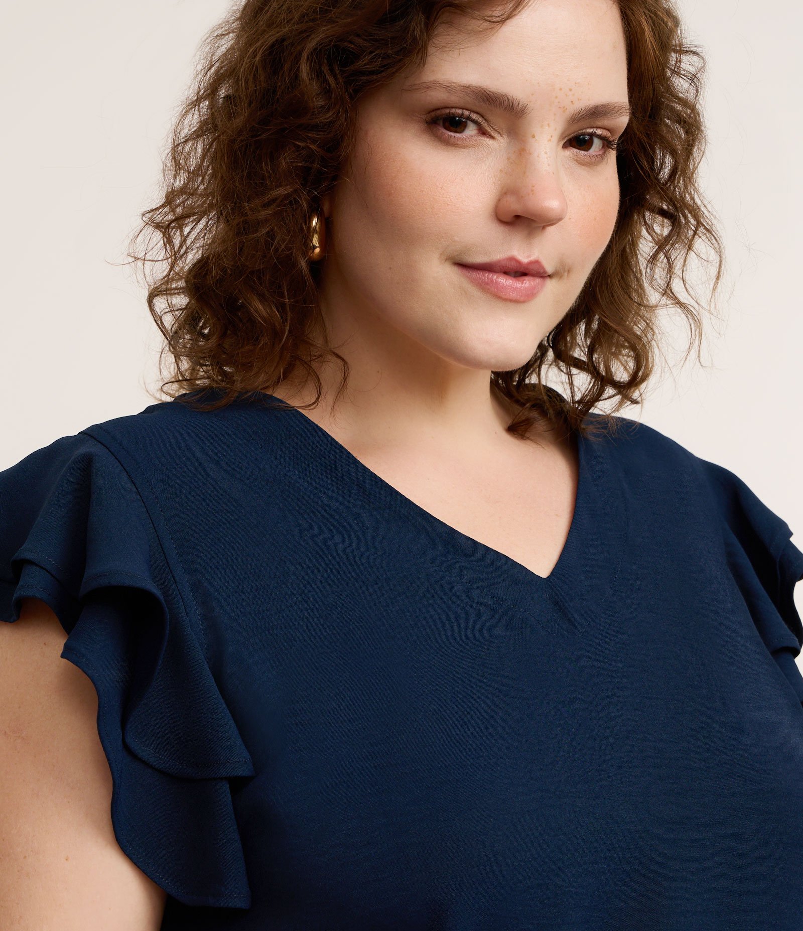 Blusa em Crepe com Babado Duplo no Ombro Curve & Plus Size Azul 3