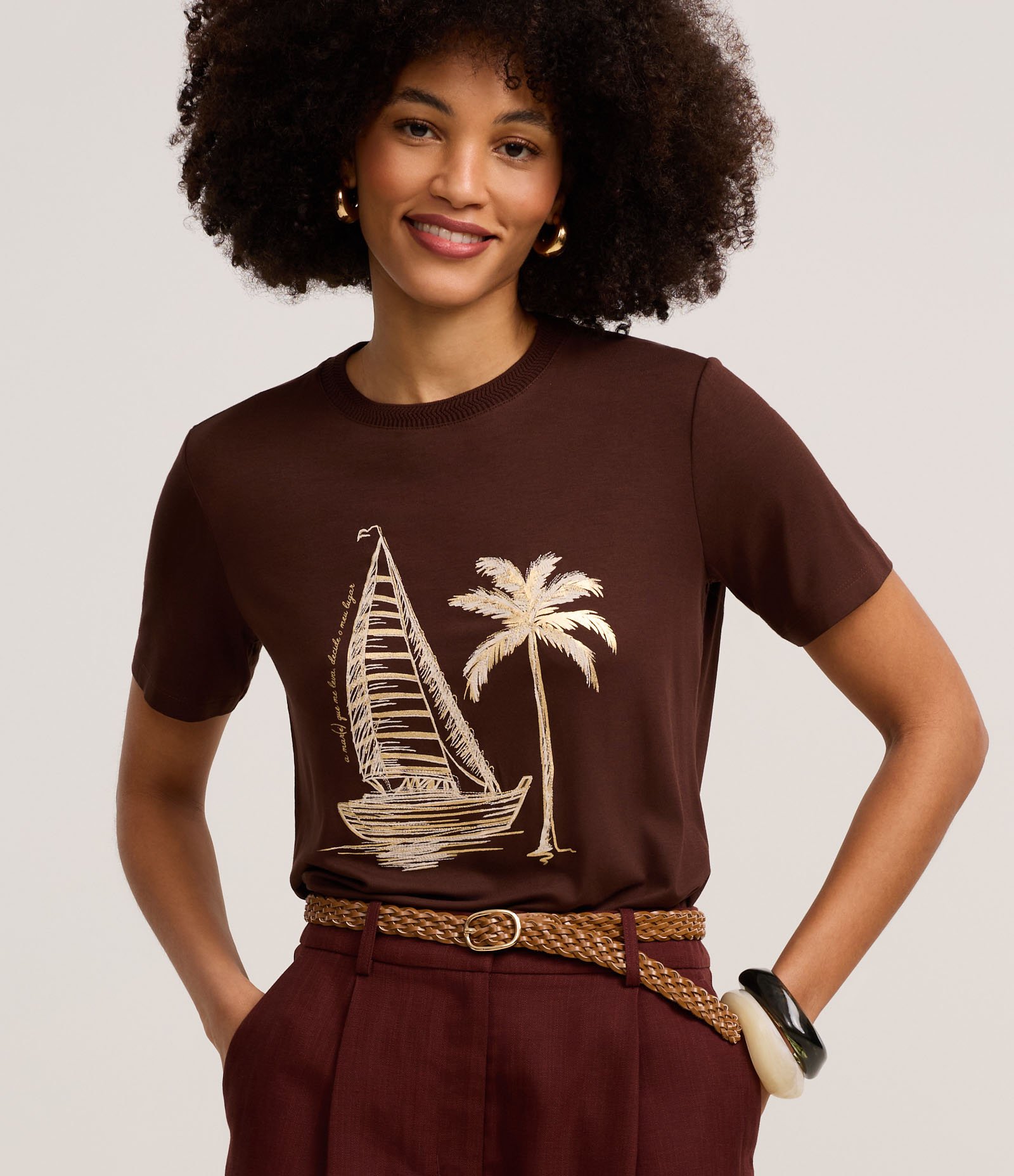 Blusa Slim em Algodão com Estampa Barco e Coqueiro Marrom 1