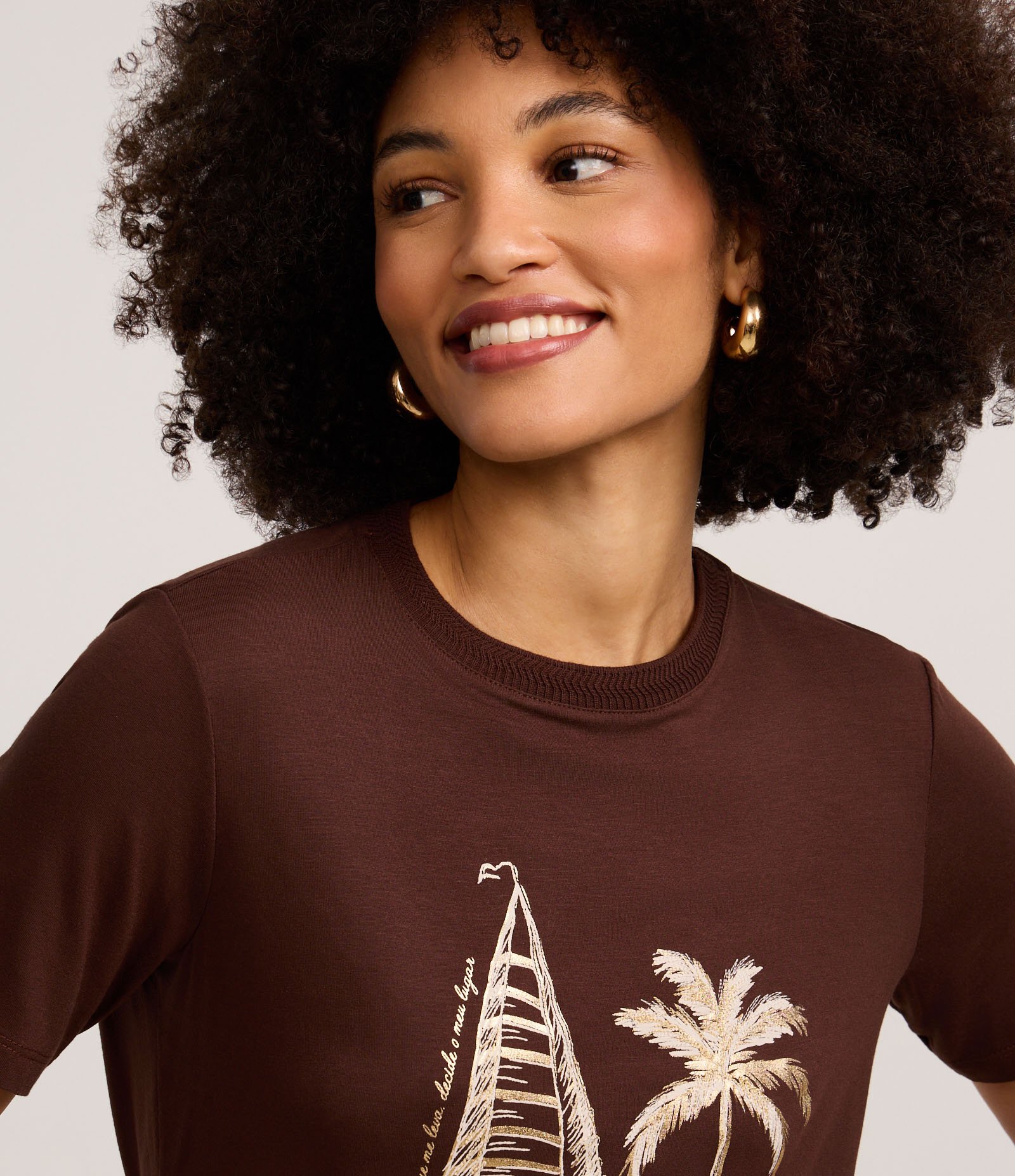 Blusa Slim em Algodão com Estampa Barco e Coqueiro Marrom 3