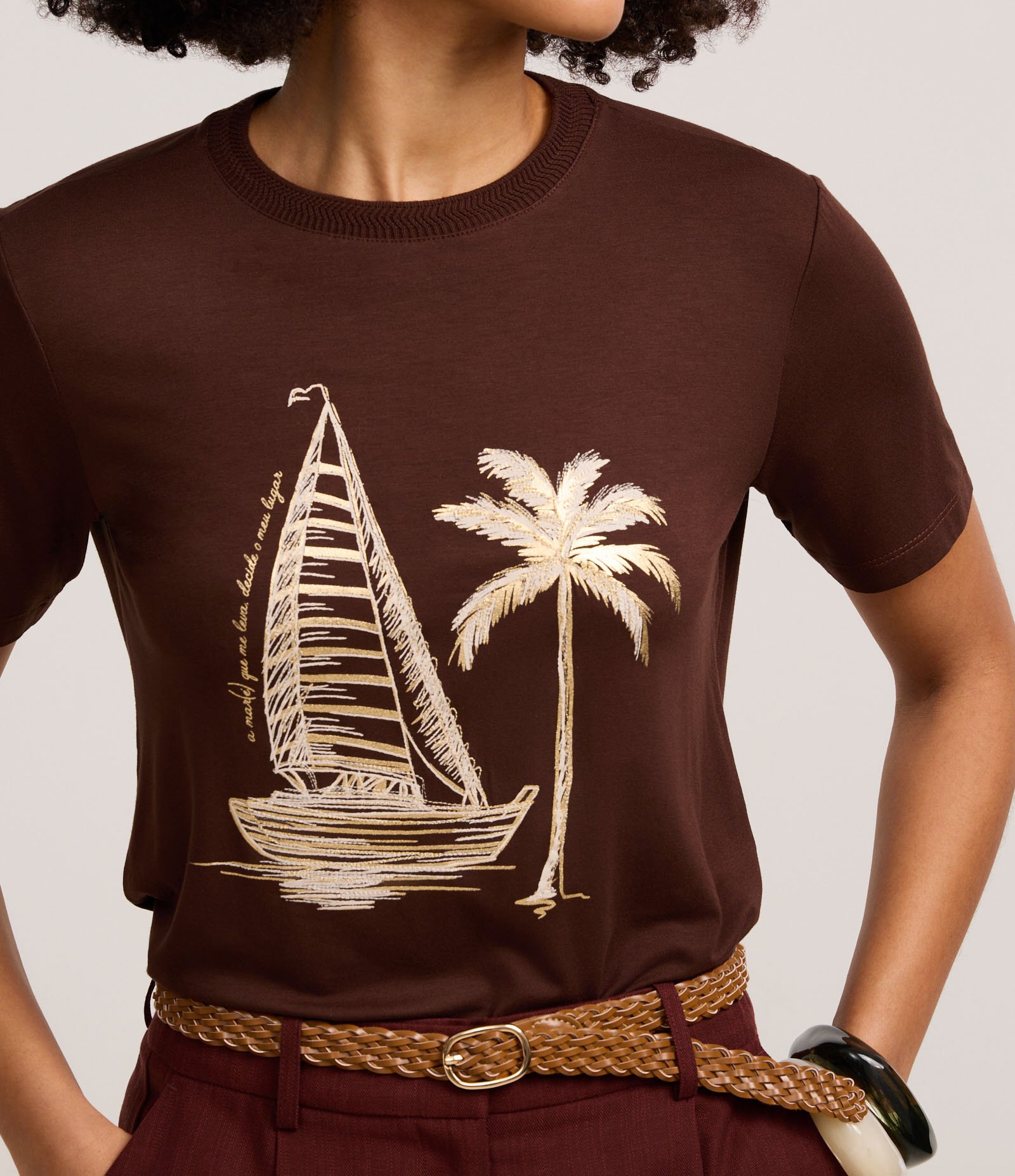 Blusa Slim em Algodão com Estampa Barco e Coqueiro Marrom 4
