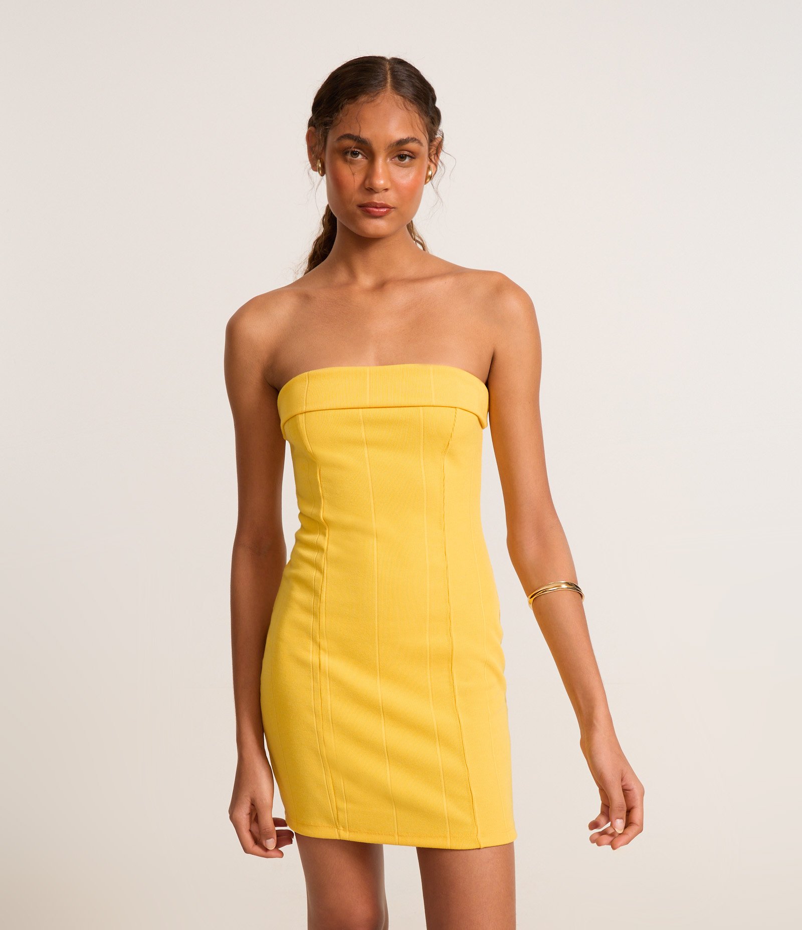Vestido Tubinho Curto Sem Manga com Decote Dobrado Amarelo 1