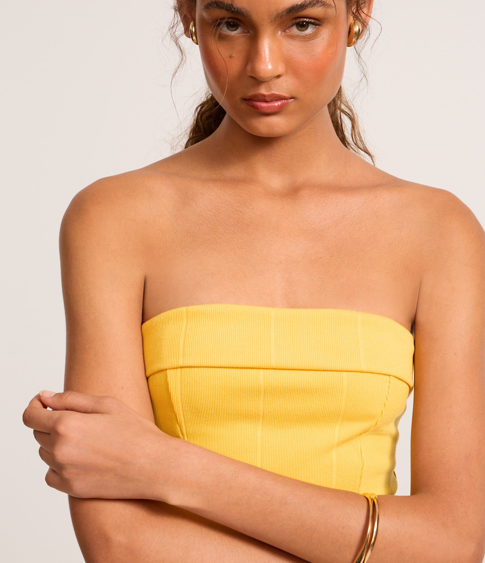 Vestido Tubinho Curto Sem Manga com Decote Dobrado Amarelo 3