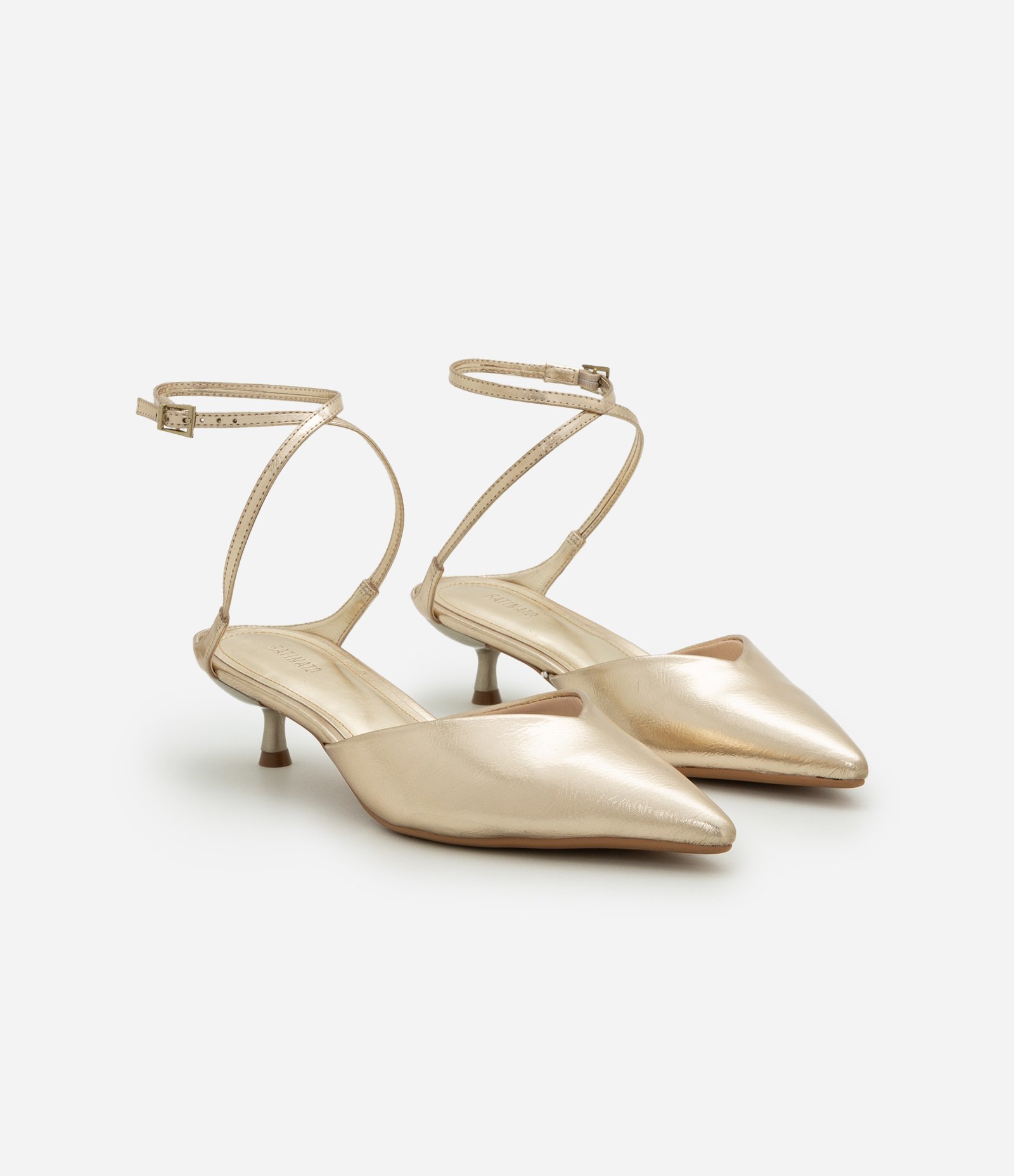 Sapato Scarpin com Tira Cruzada e Salto Fino Dourado 2