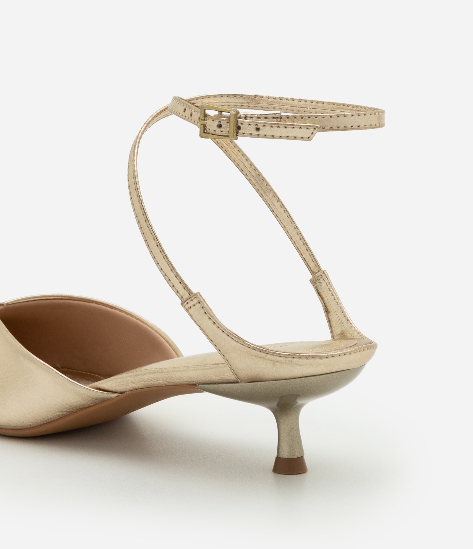 Sapato Scarpin com Tira Cruzada e Salto Fino Dourado 3