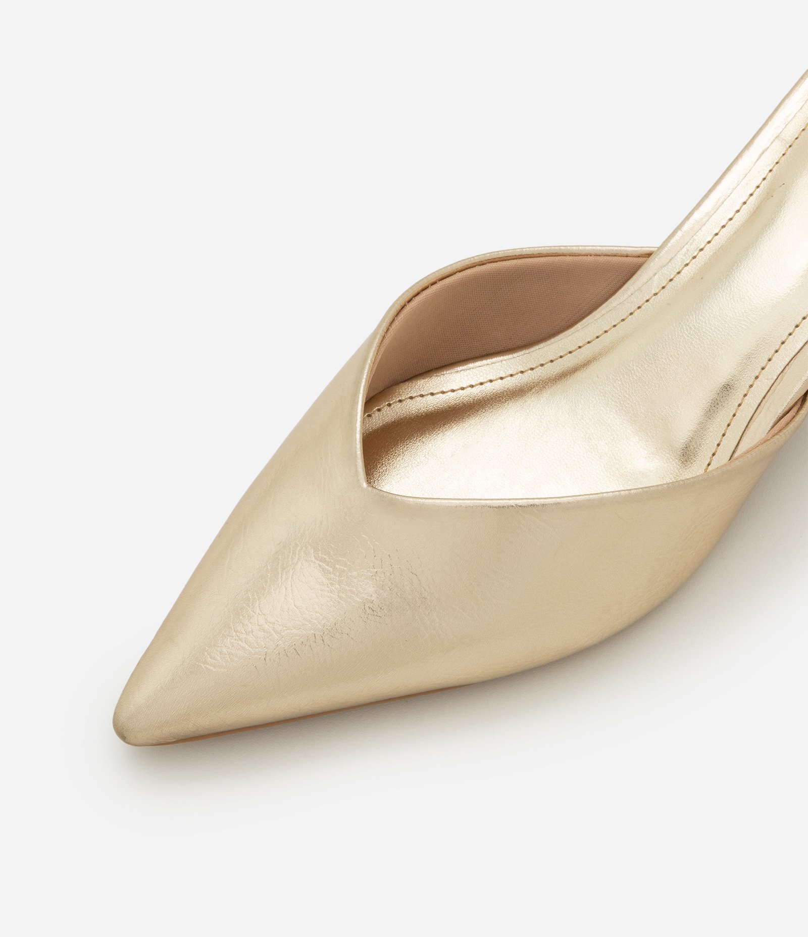 Sapato Scarpin com Tira Cruzada e Salto Fino Dourado 5