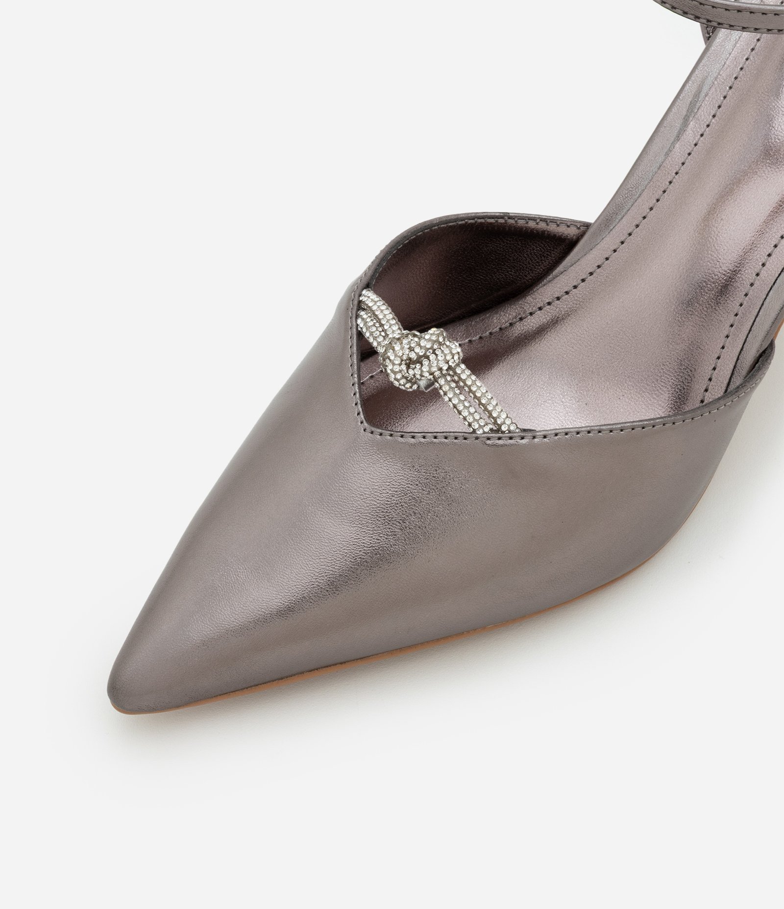 Sapato Scarpin com Detalhe de Nó em Strass Prata Envelhecido 5