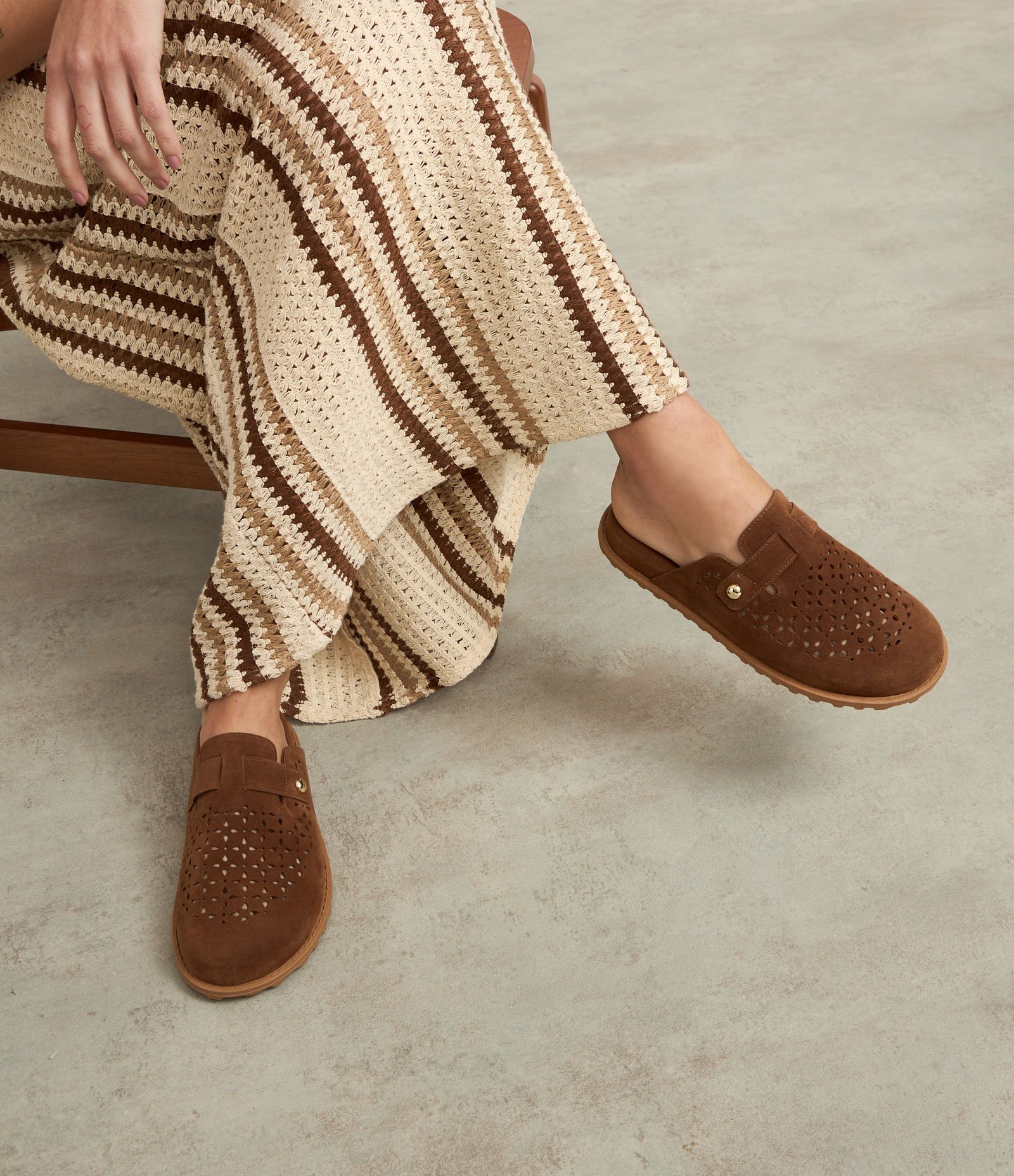 Sapatilha Sabot Mule com Efeito Camurça e Furinhos Marrom 7