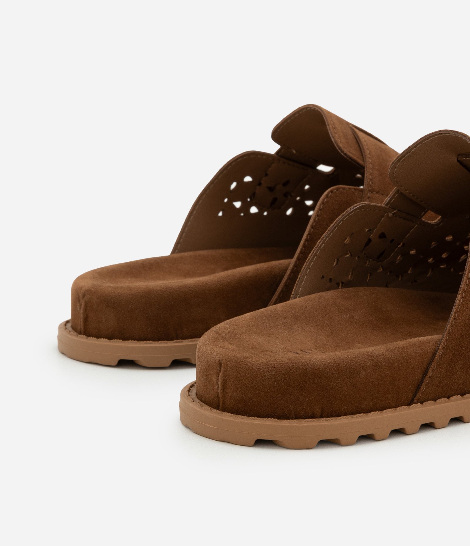 Sapatilha Sabot Mule com Efeito Camurça e Furinhos Marrom 4