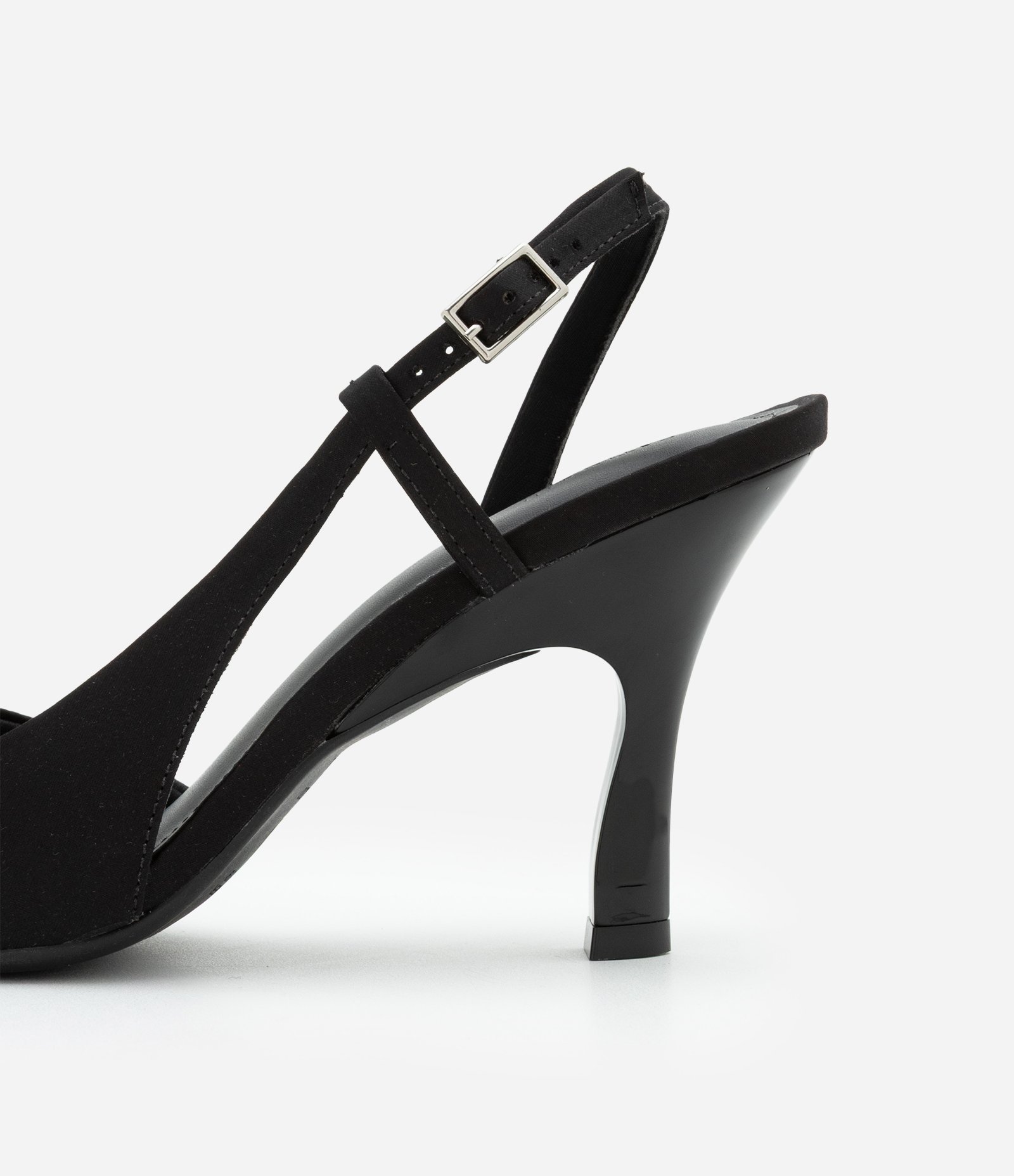 Sapato Scarpin Slingback com Abertura Lateral Preto 3