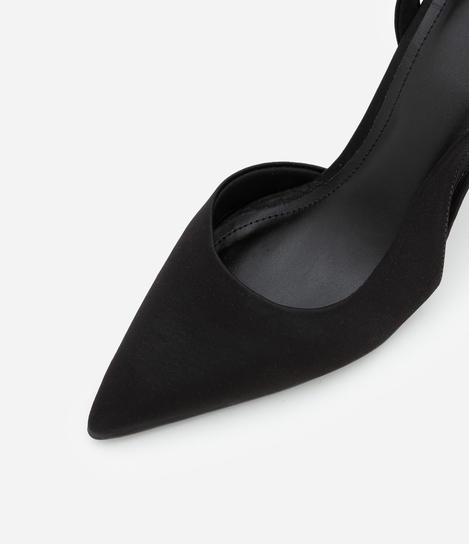 Sapato Scarpin Slingback com Abertura Lateral Preto 4