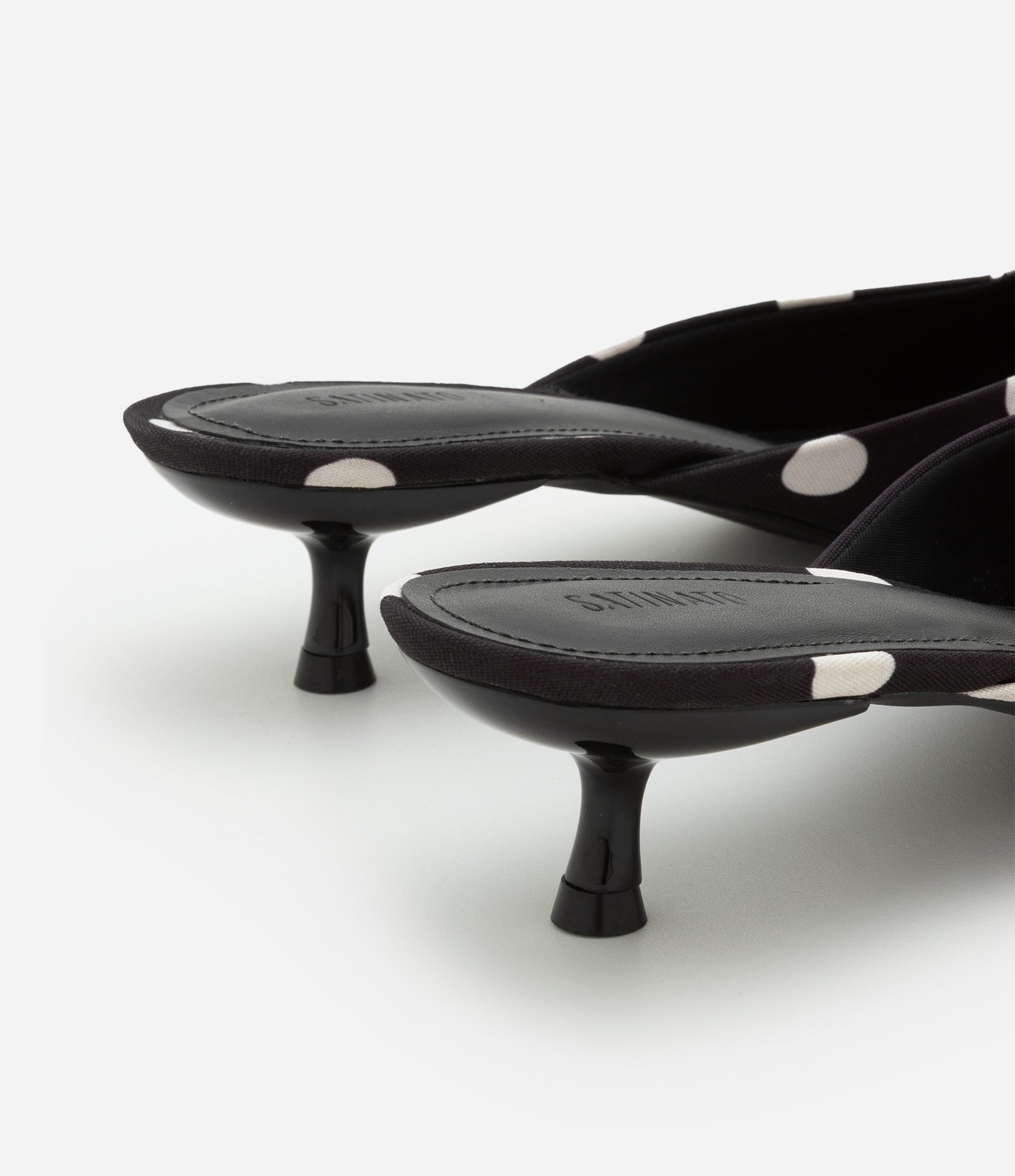 Sapato Mule com Estampa Poá Preto 4