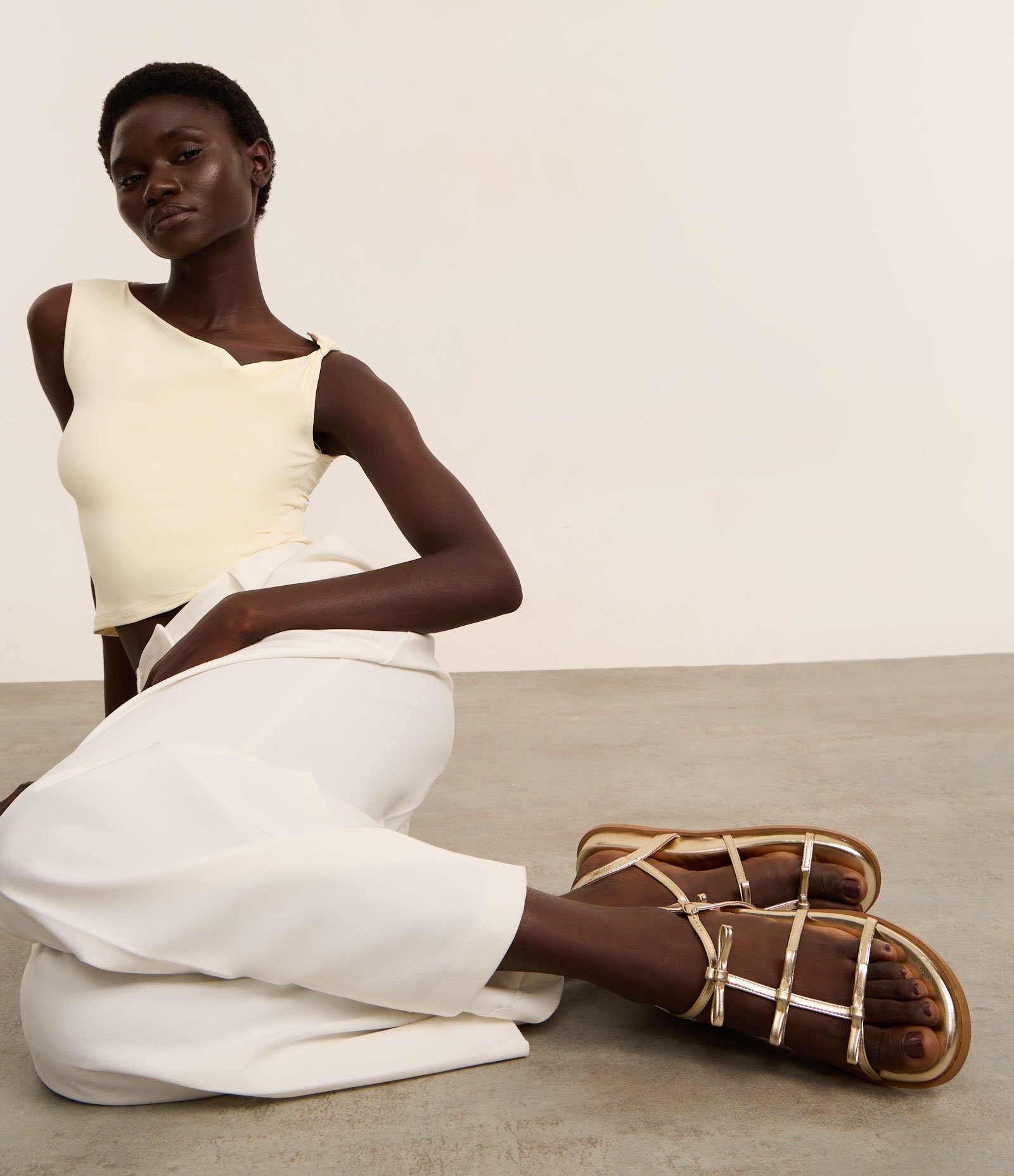 Sandália Rasteira com Tiras Finas com Lacinhos Aplicados Dourado 8