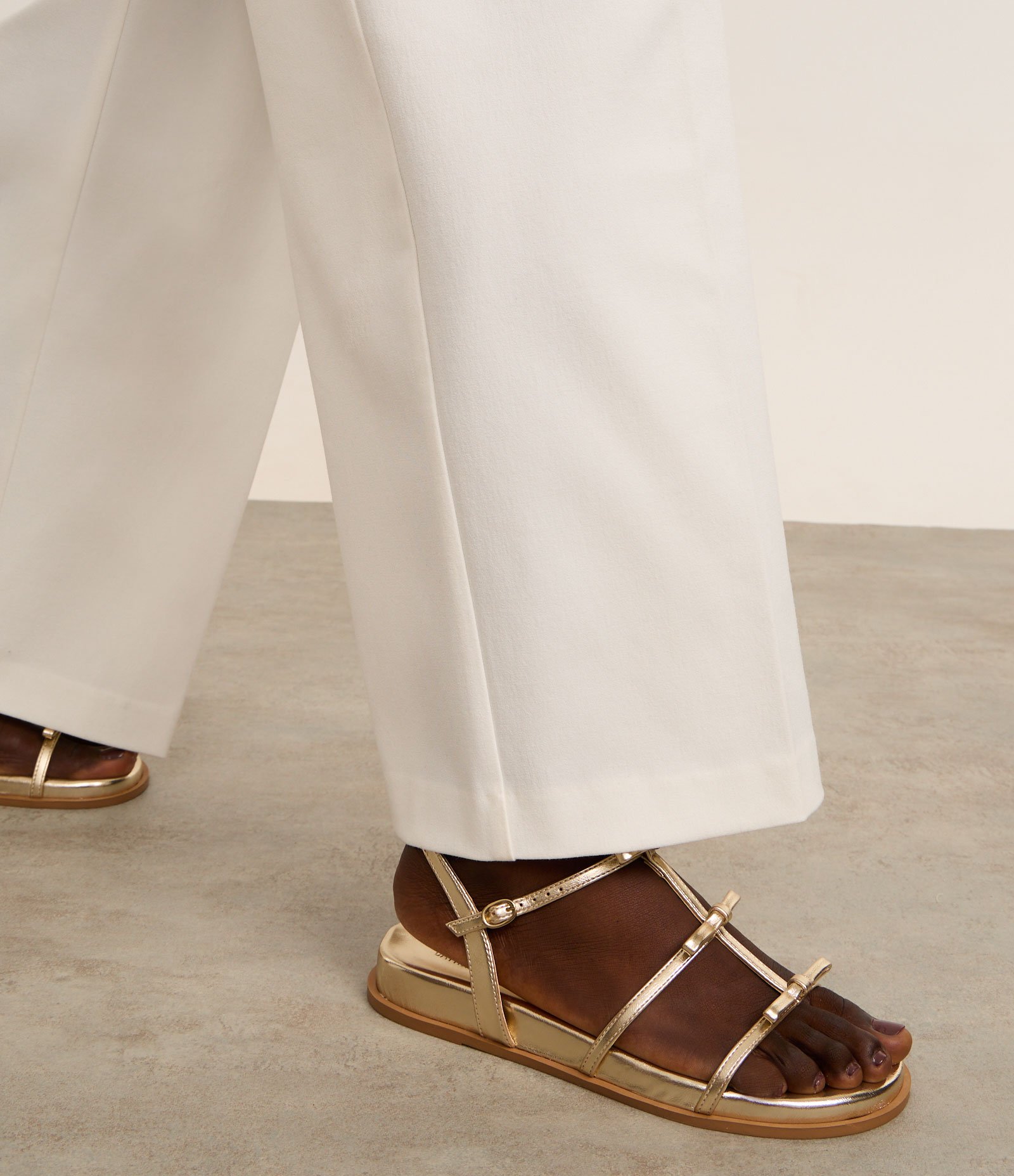 Sandália Rasteira com Tiras Finas com Lacinhos Aplicados Dourado 2