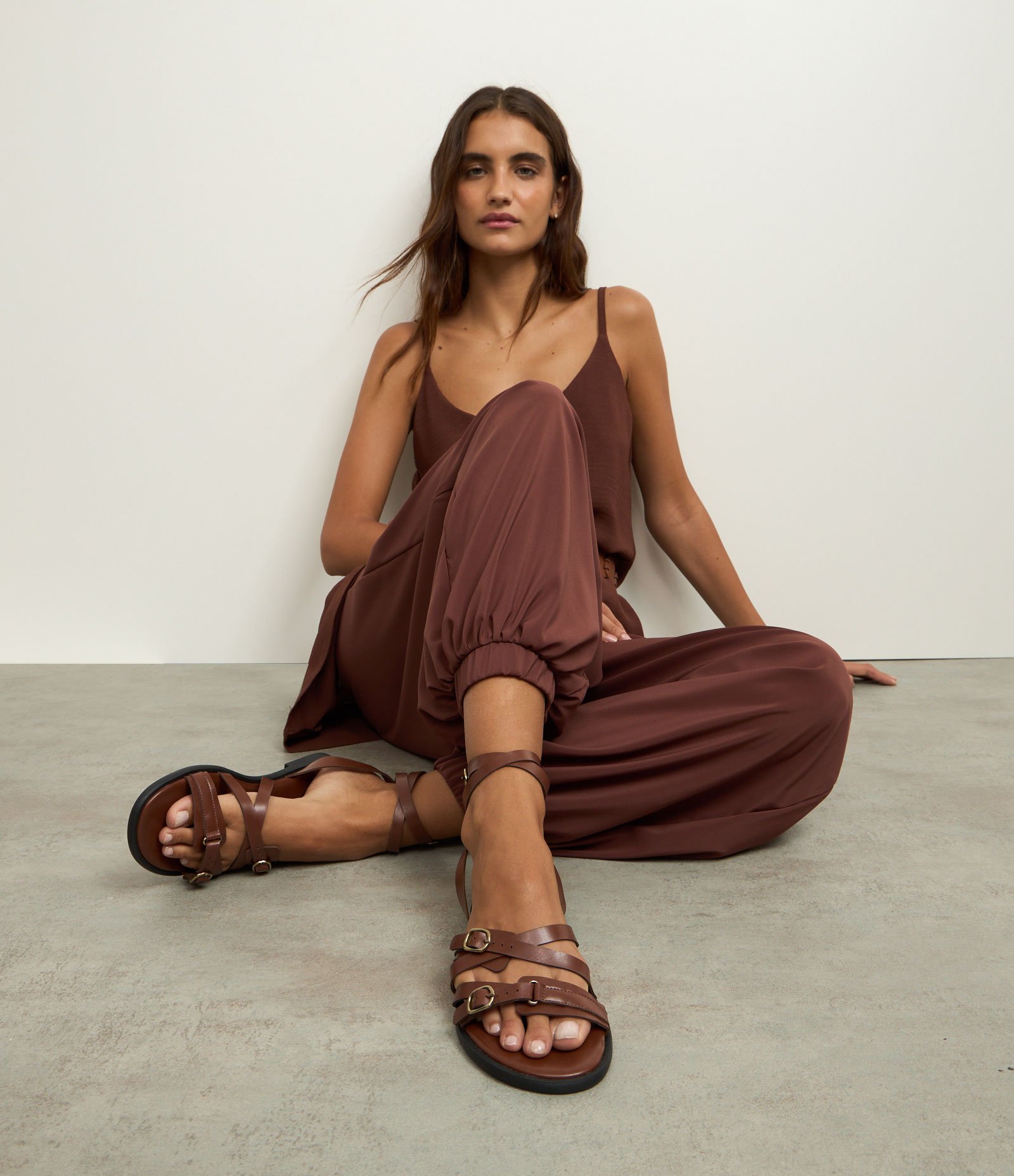 Sandália Rasteira de Tiras em PU com Múltiplas Fivelas Marrom 7