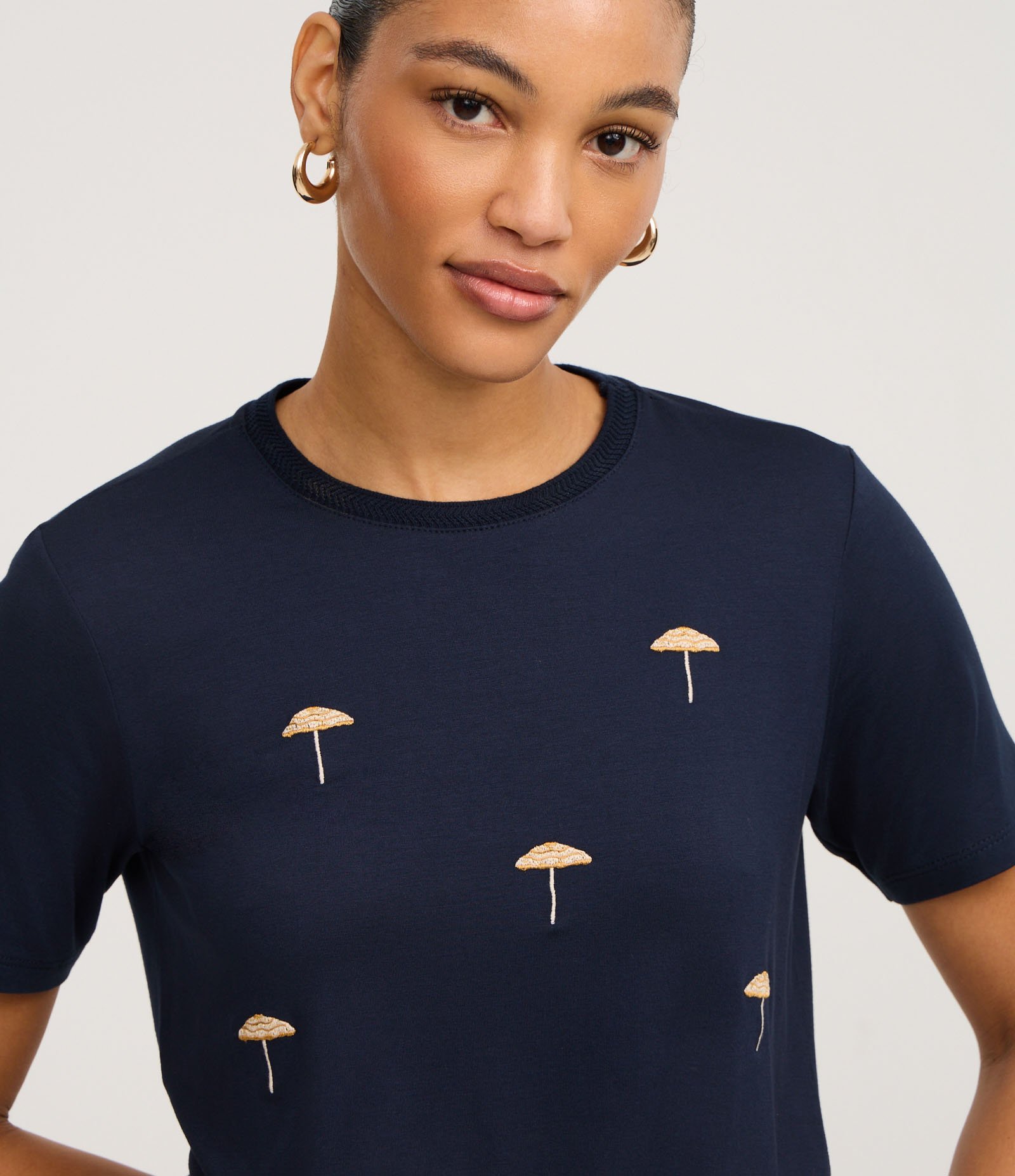 Blusa Slim em Viscolycra com Bordado de Guarda Sol Azul Marinho 3