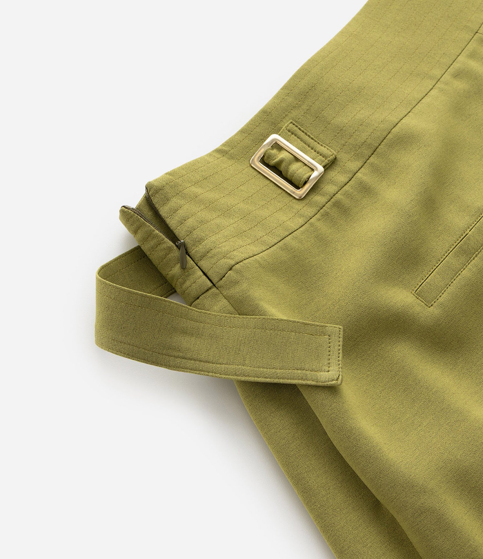 Bermuda Alfaiatada com Fivelas no Cós Curve & Plus Size Verde Oliva 8