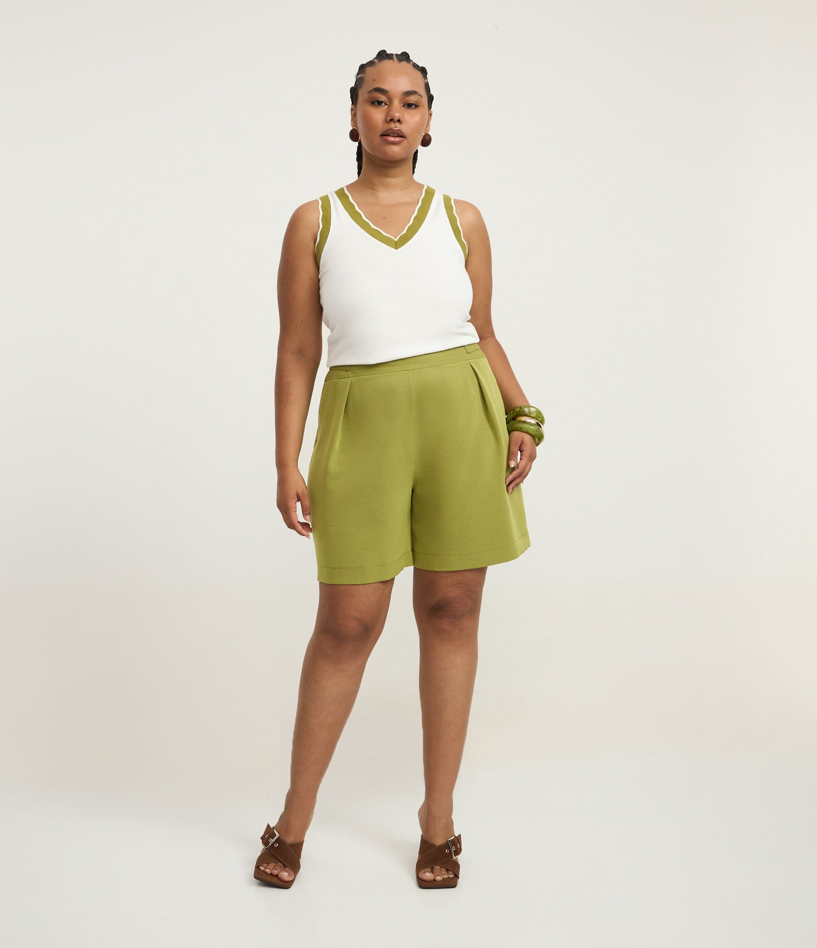 Bermuda Alfaiatada com Fivelas no Cós Curve & Plus Size Verde Oliva 1