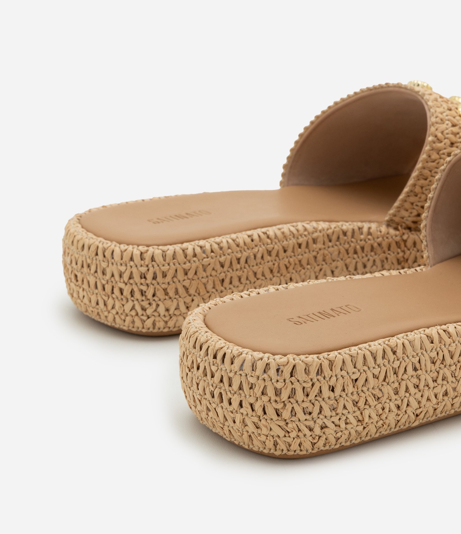 Sandália Rasteira Flatform com Textura Trançada e Pingentes Fundo do Mar Marrom 4