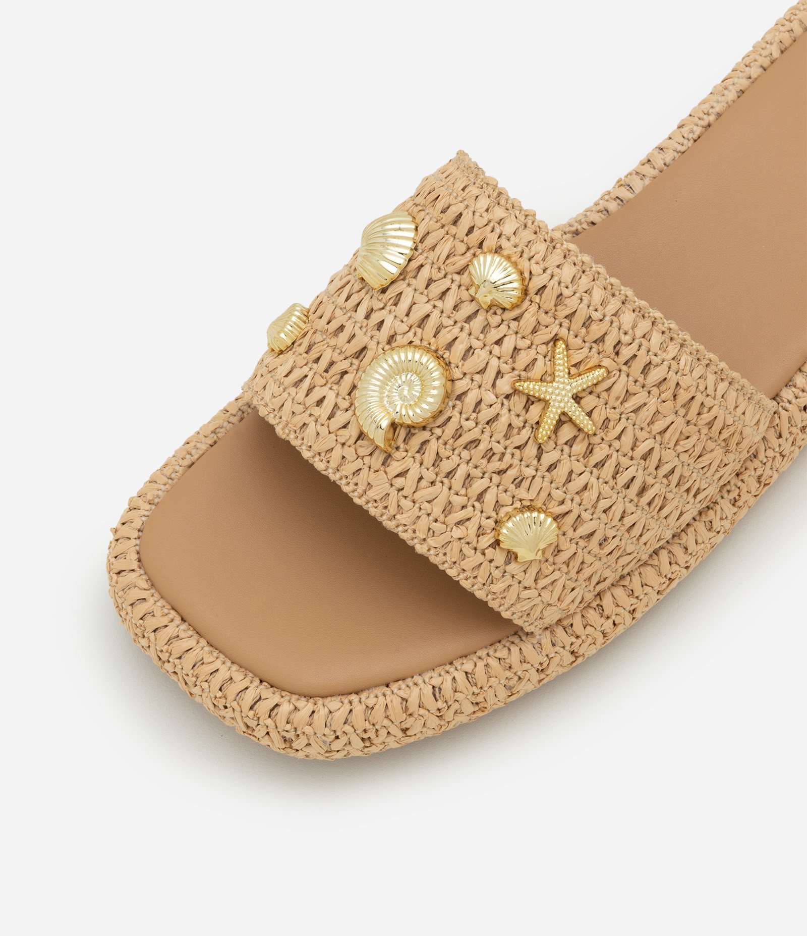 Sandália Rasteira Flatform com Textura Trançada e Pingentes Fundo do Mar Marrom 5