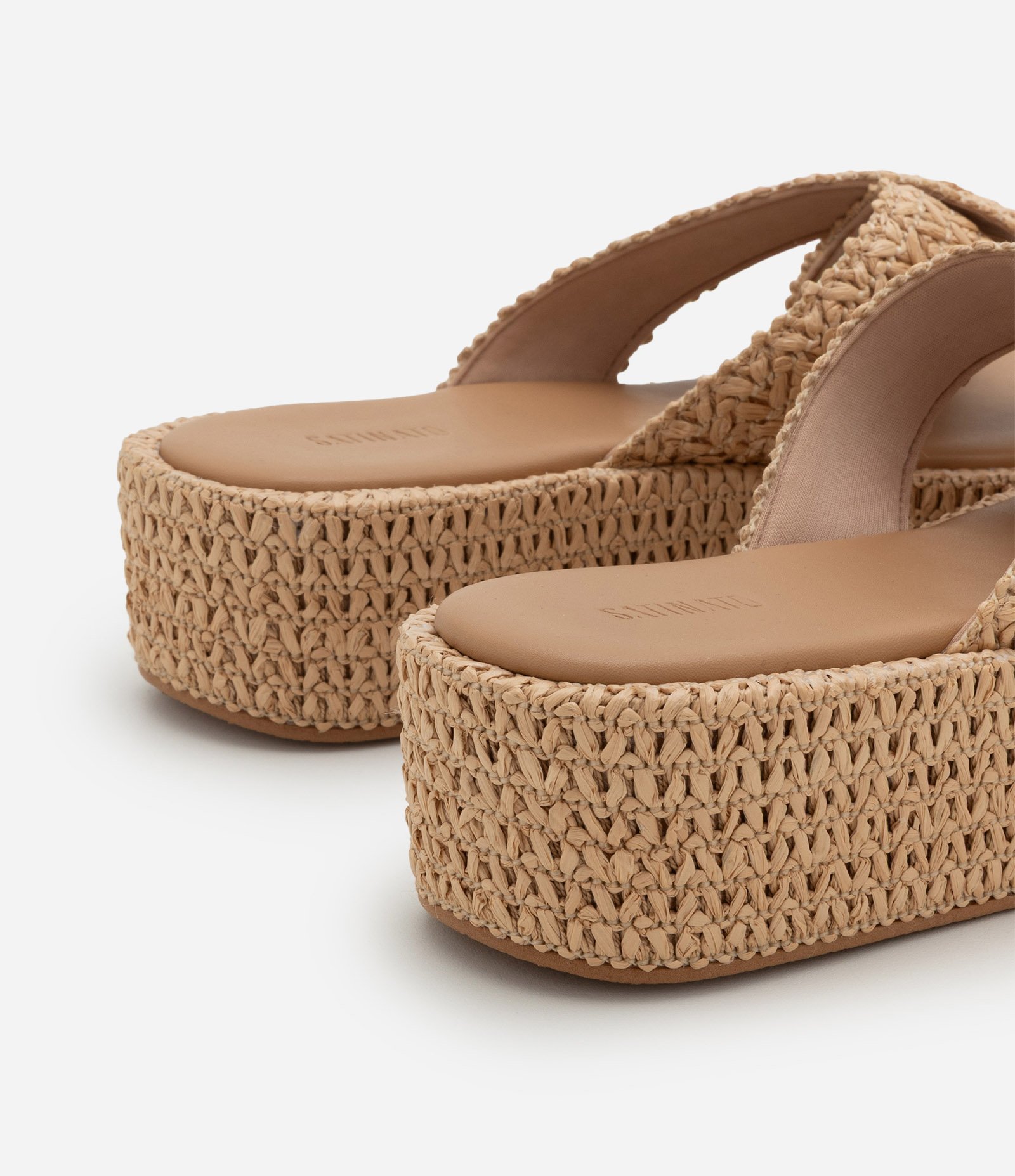 Sandália Flatform em PU Tresse com Tira Cruzada Bege 4