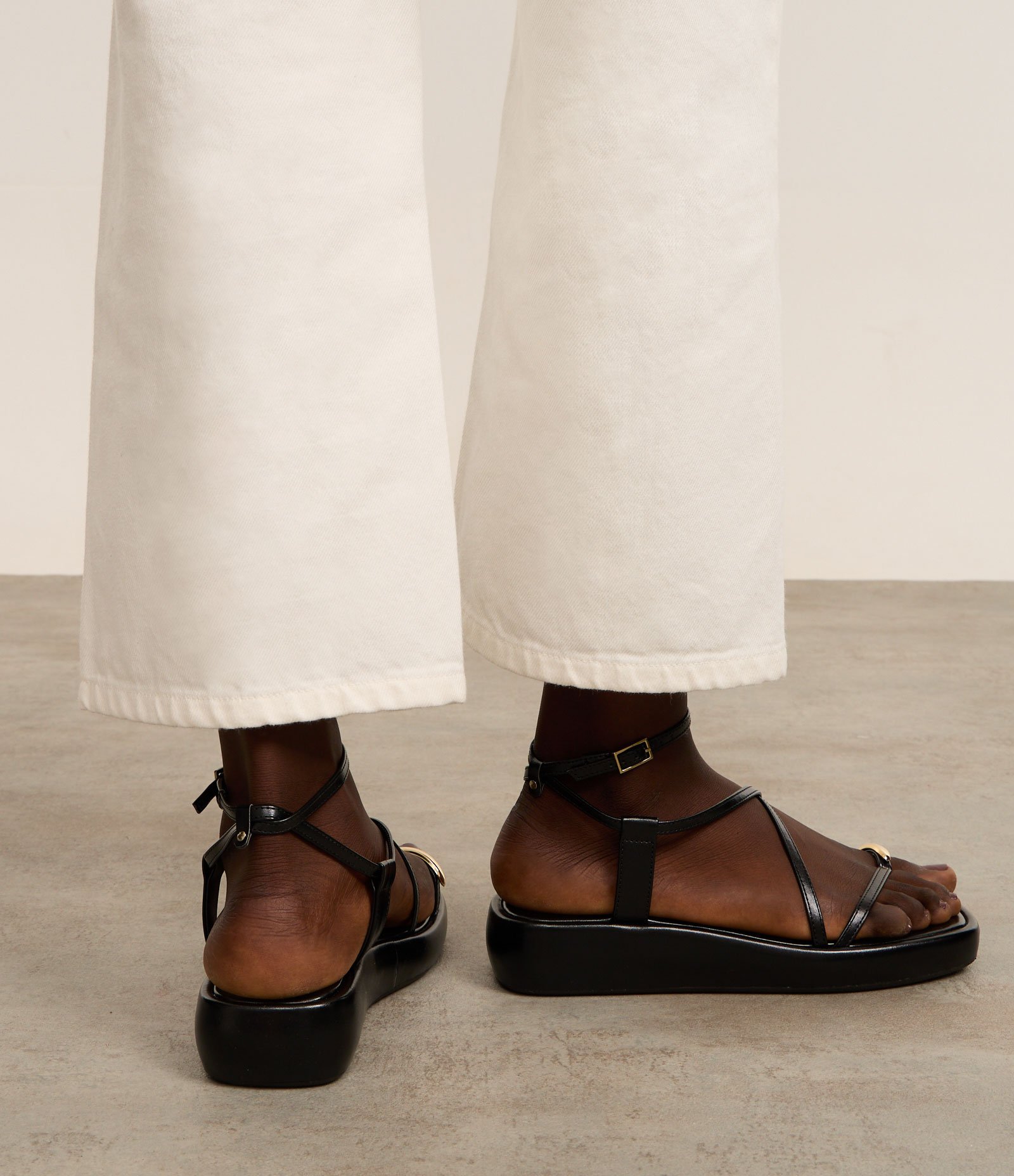 Sandália Rasteira Flatform em PU com Dedal de Metal Preto 7