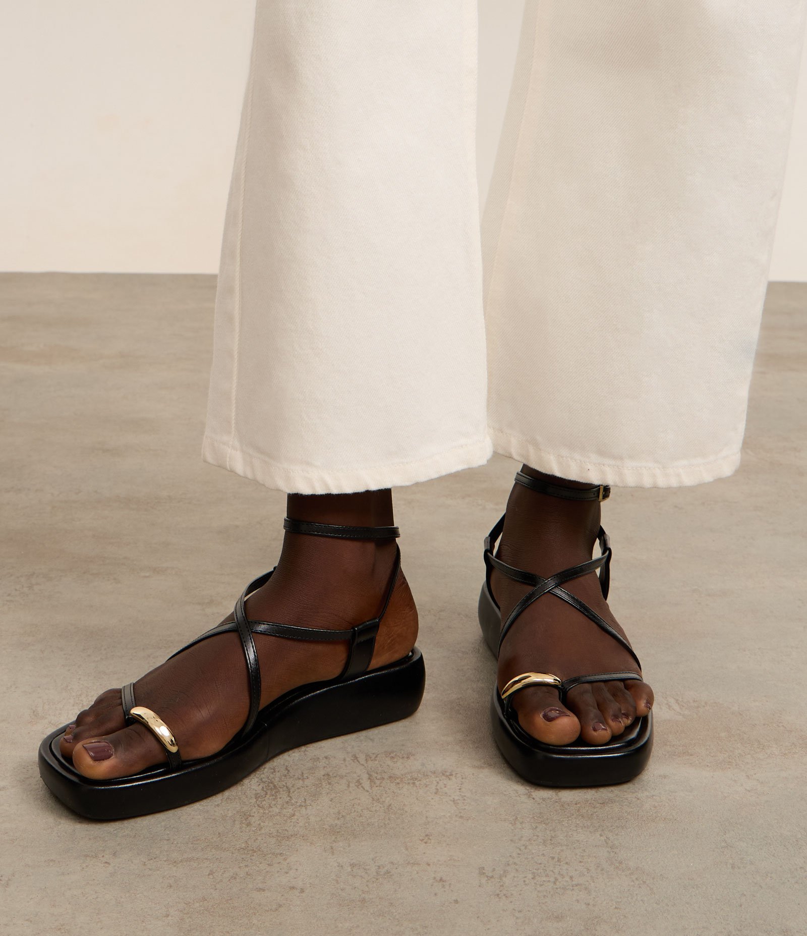 Sandália Rasteira Flatform em PU com Dedal de Metal Preto 2