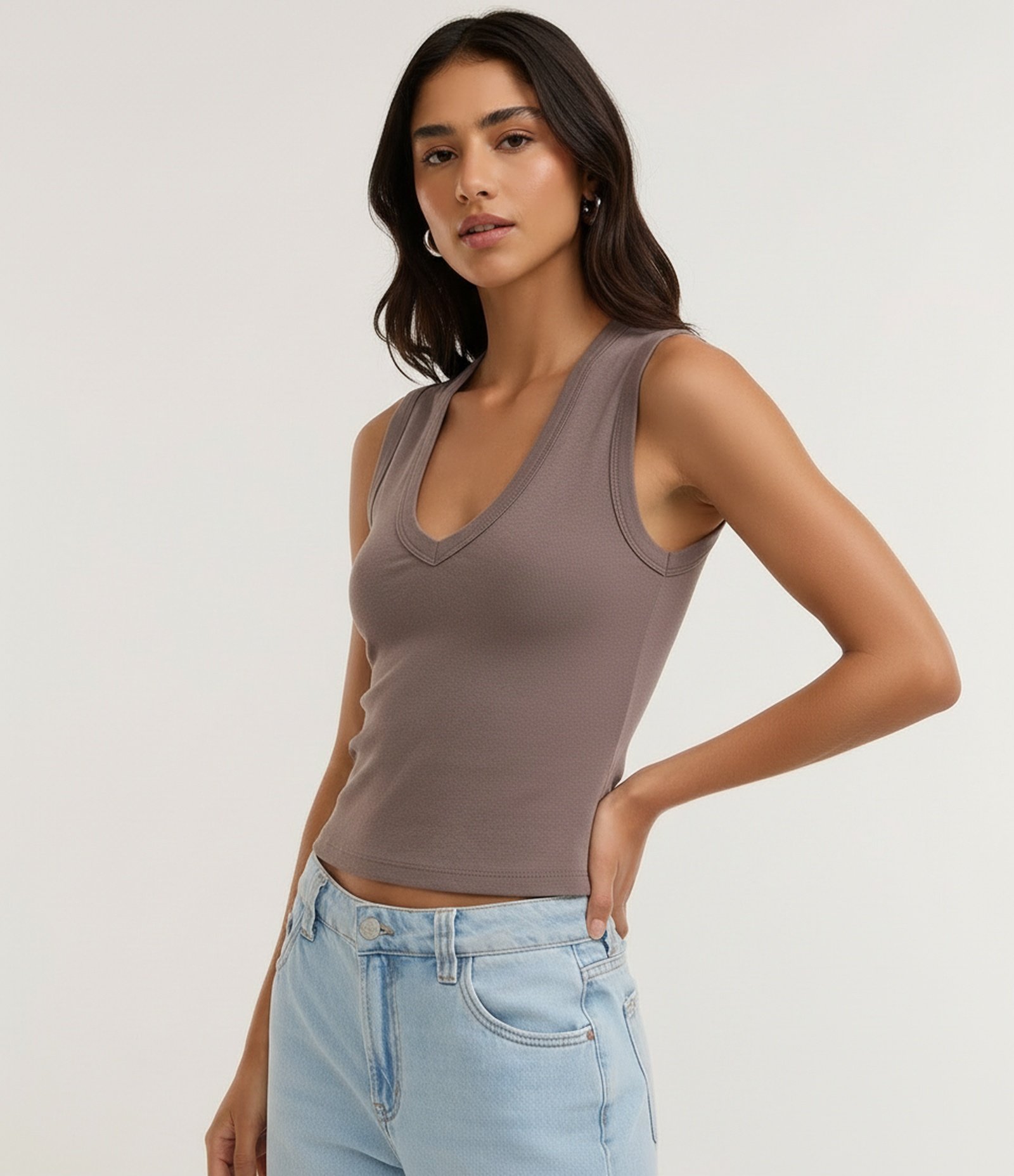 Blusa Básico em Ribana com Decote V Marrom Médio 1