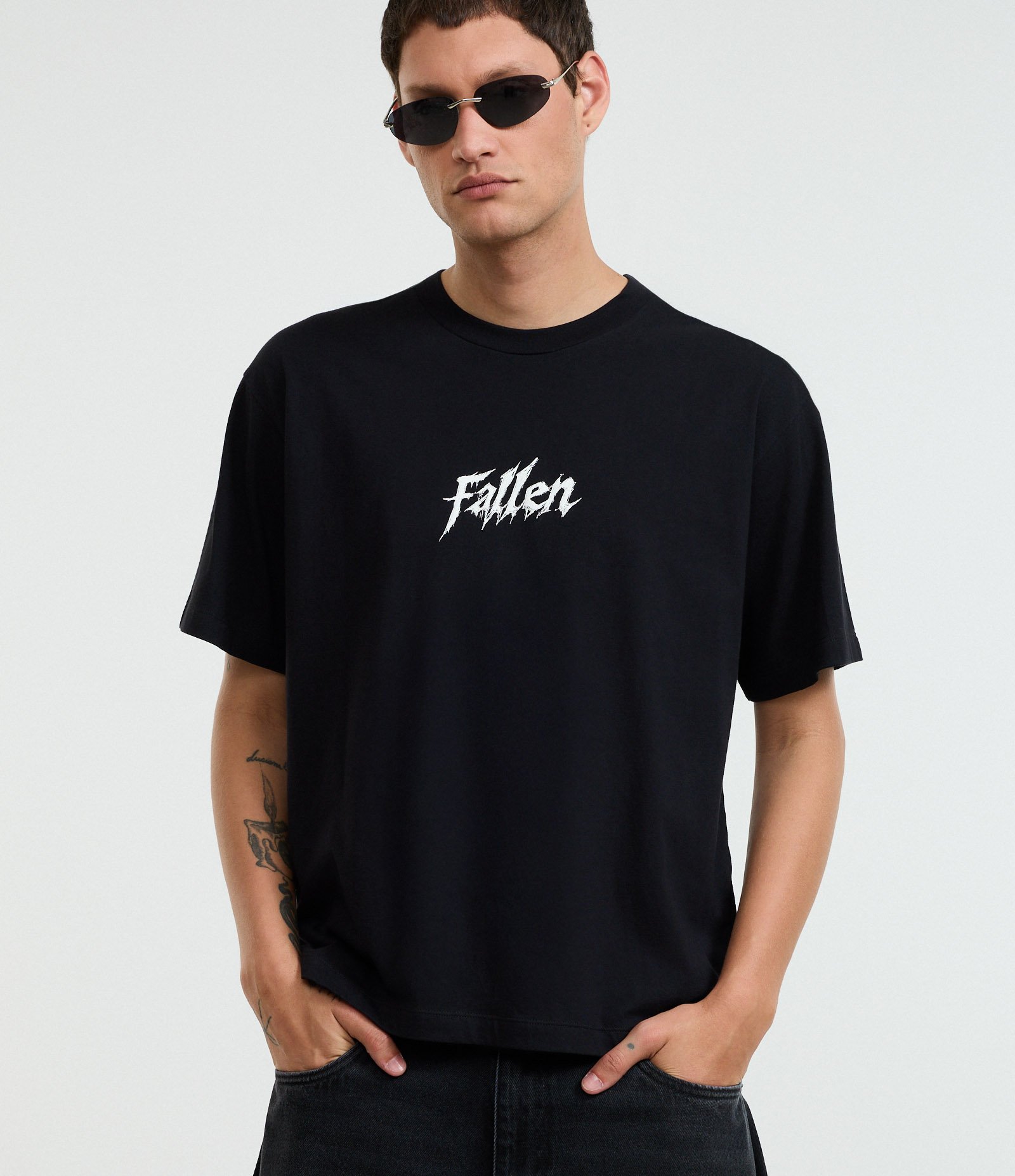 Camiseta Boxy em Algodão com Estampa de Asas e Lettering Fallen Preto 2