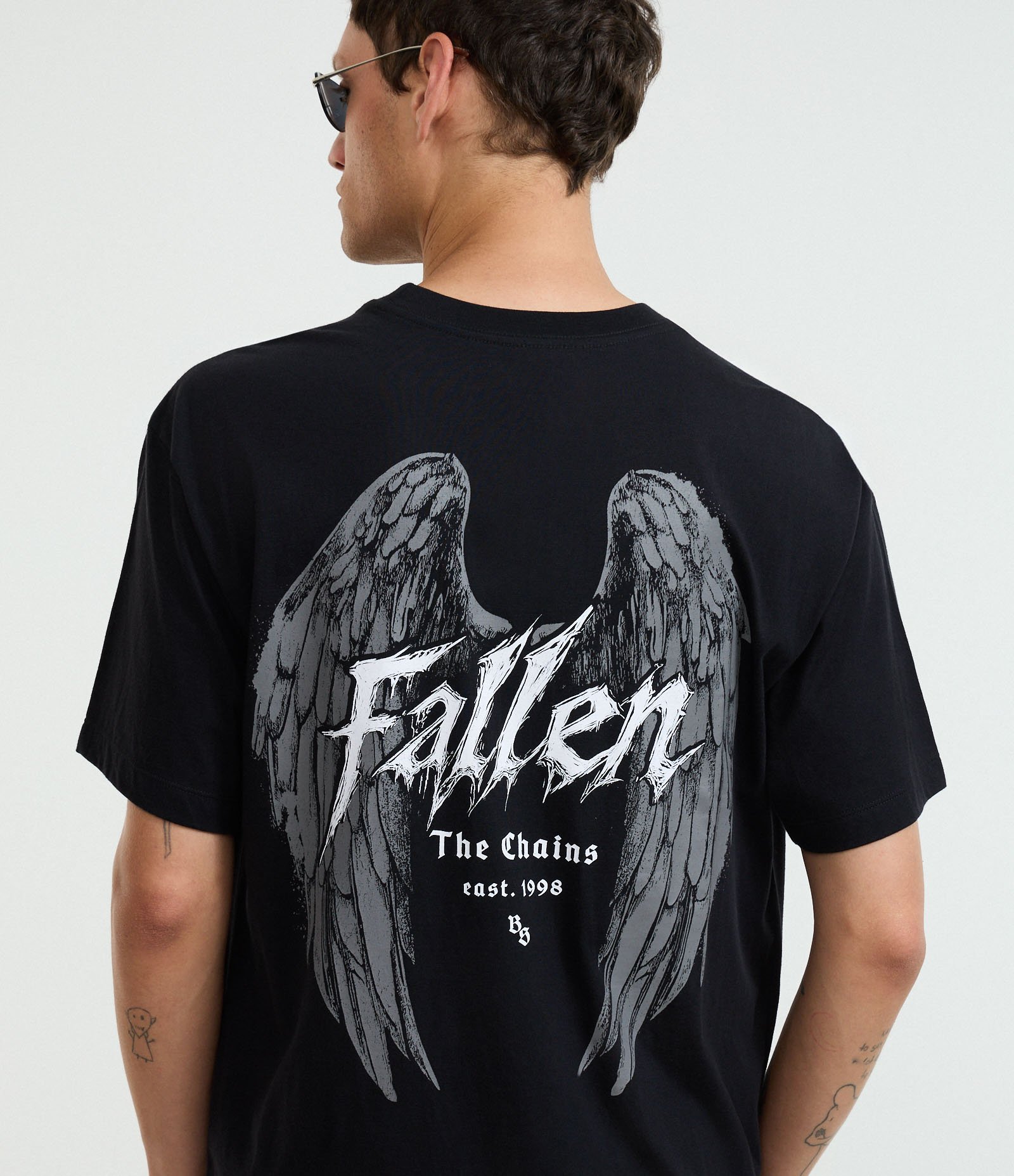 Camiseta Boxy em Algodão com Estampa de Asas e Lettering Fallen Preto 1
