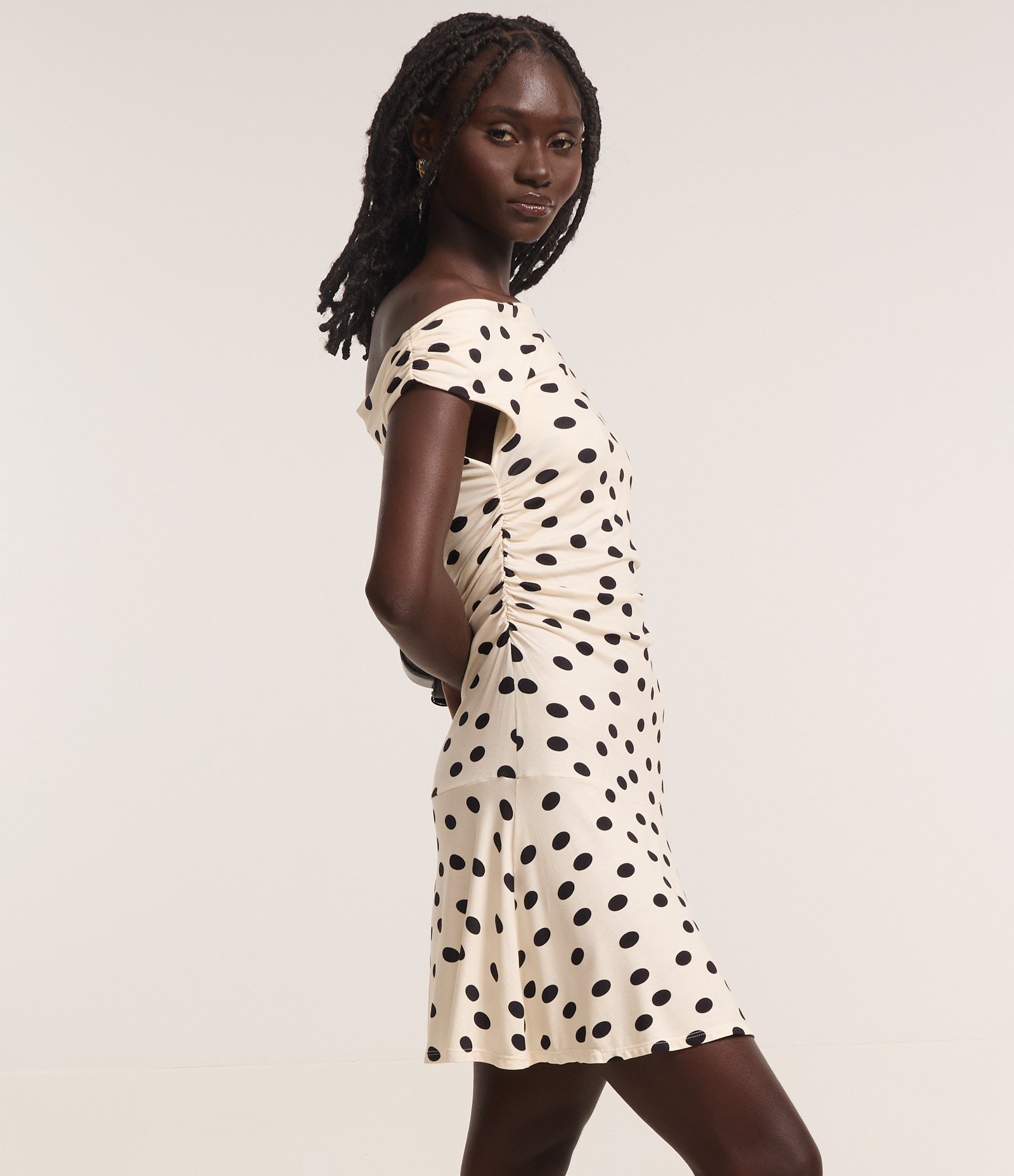 Vestido Curto em Viscose com Estampa Poá e Ombro Único Off White/Preto 1