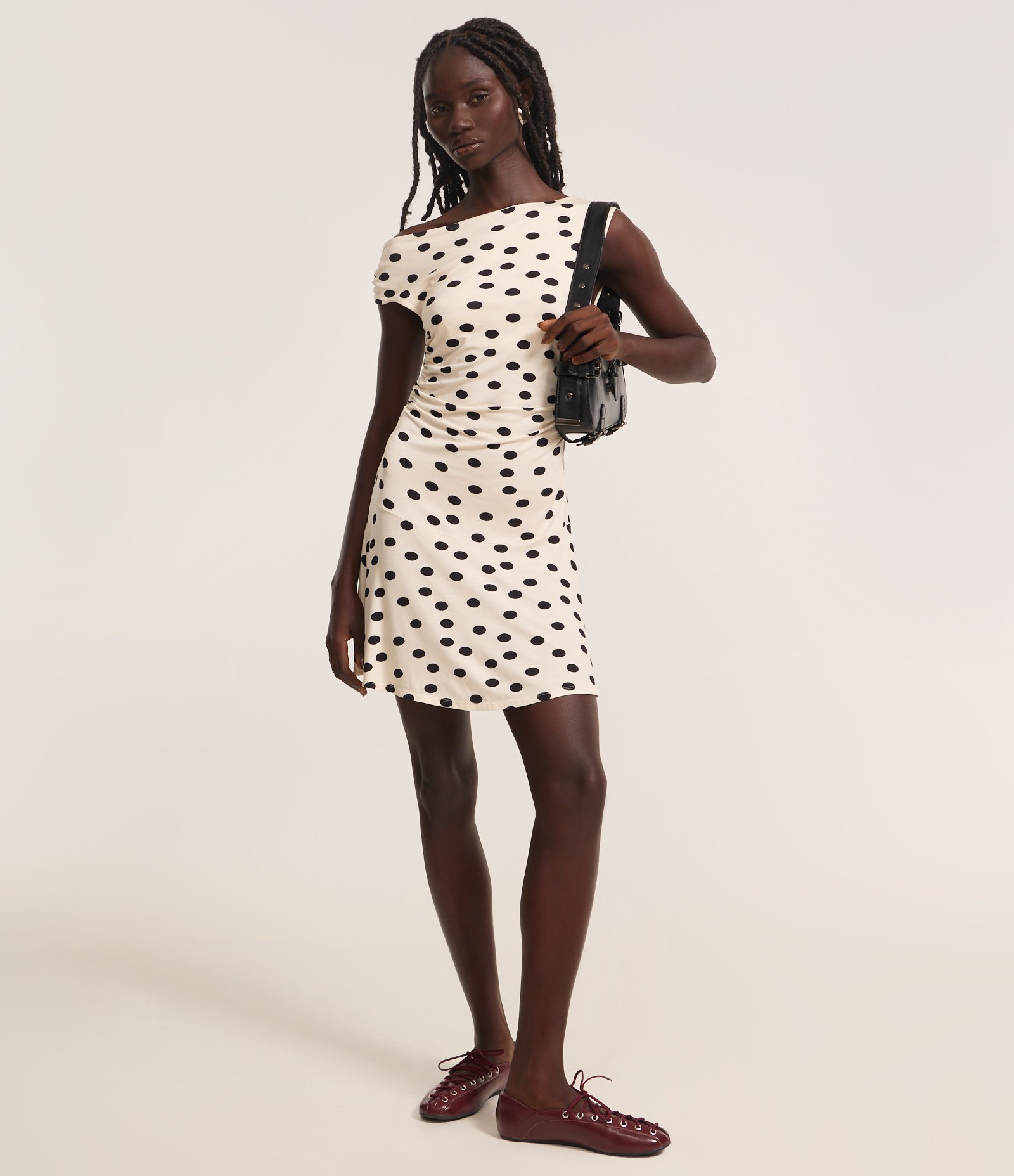 Vestido Curto em Viscose com Estampa Poá e Ombro Único Off White/Preto 2