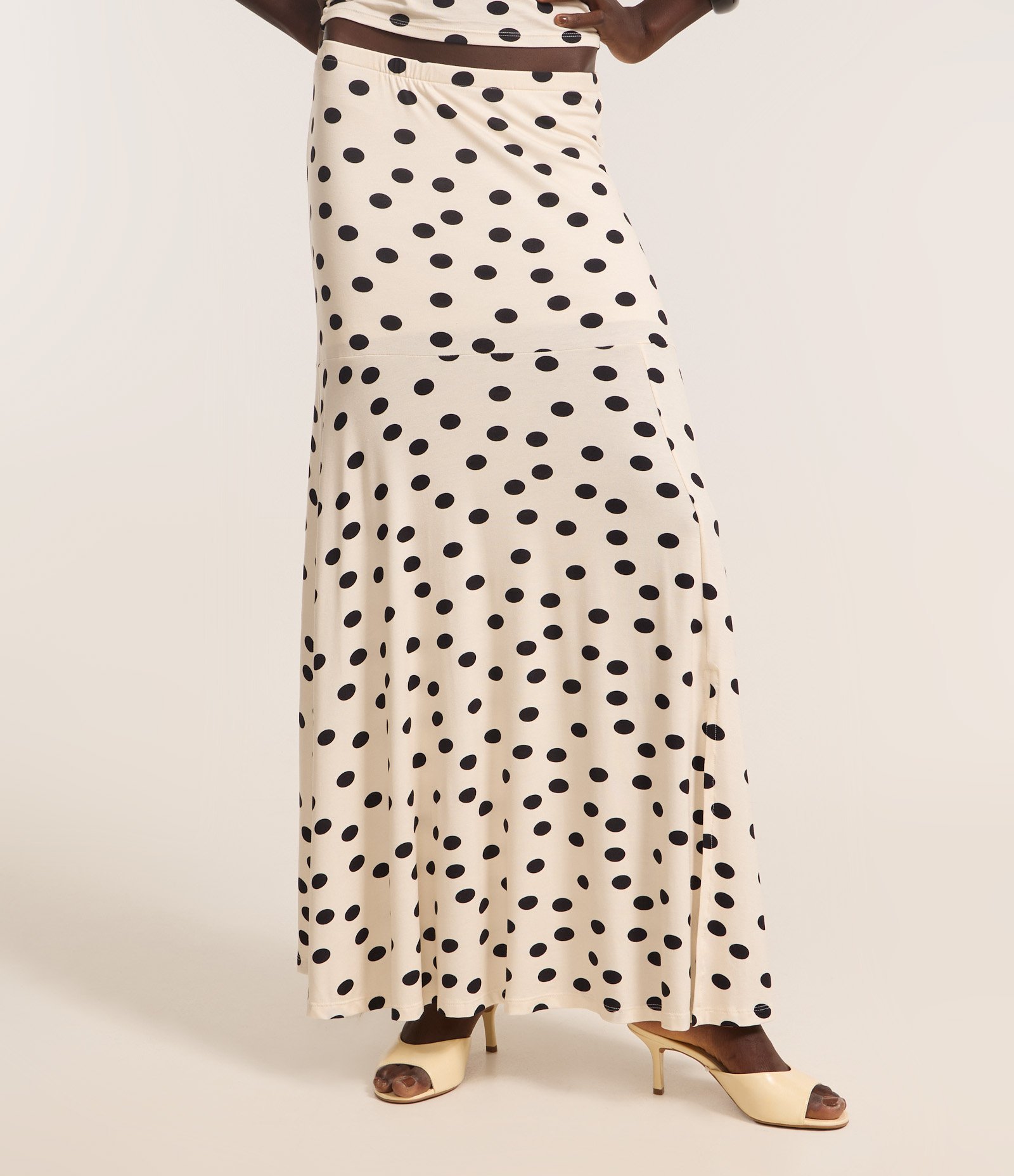 Saia Godê Long Midi em Viscose com Estampa Poá Bege 3