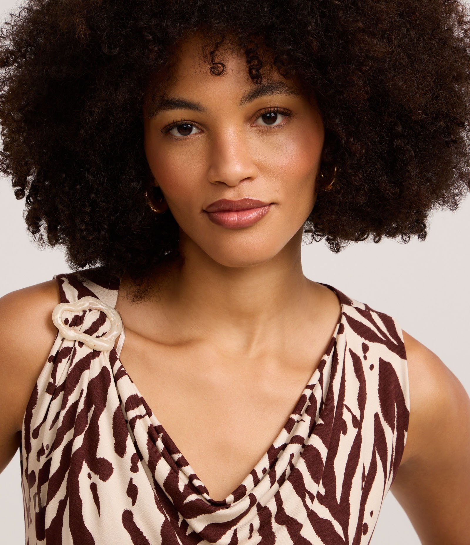 Blusa em Viscolycra com Decote Degagê e Estampa Zebra Marrom/Off White 3