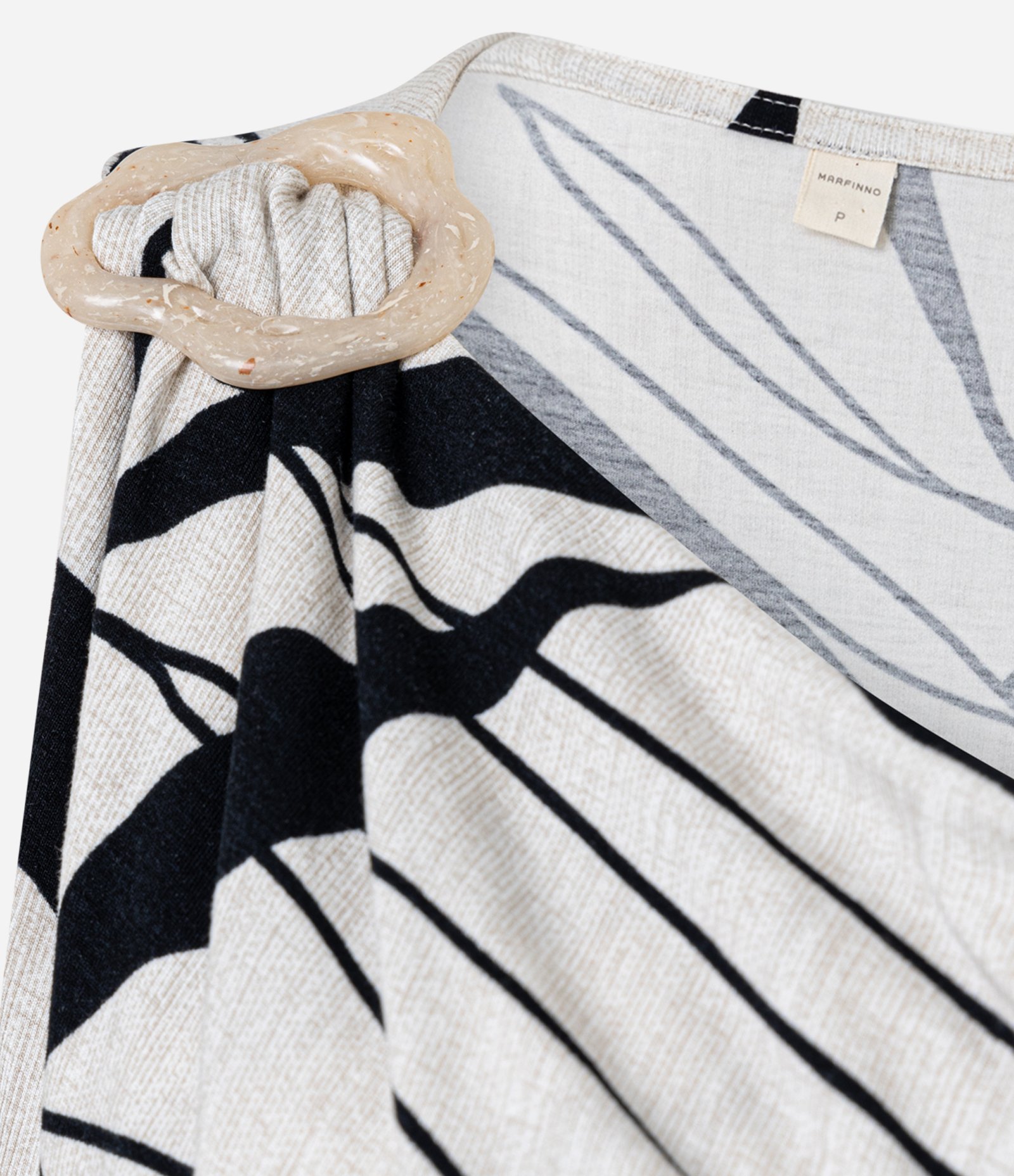 Blusa em Viscolycra com Decote Degagê e Estampa Folhagem Bege/Preto 6