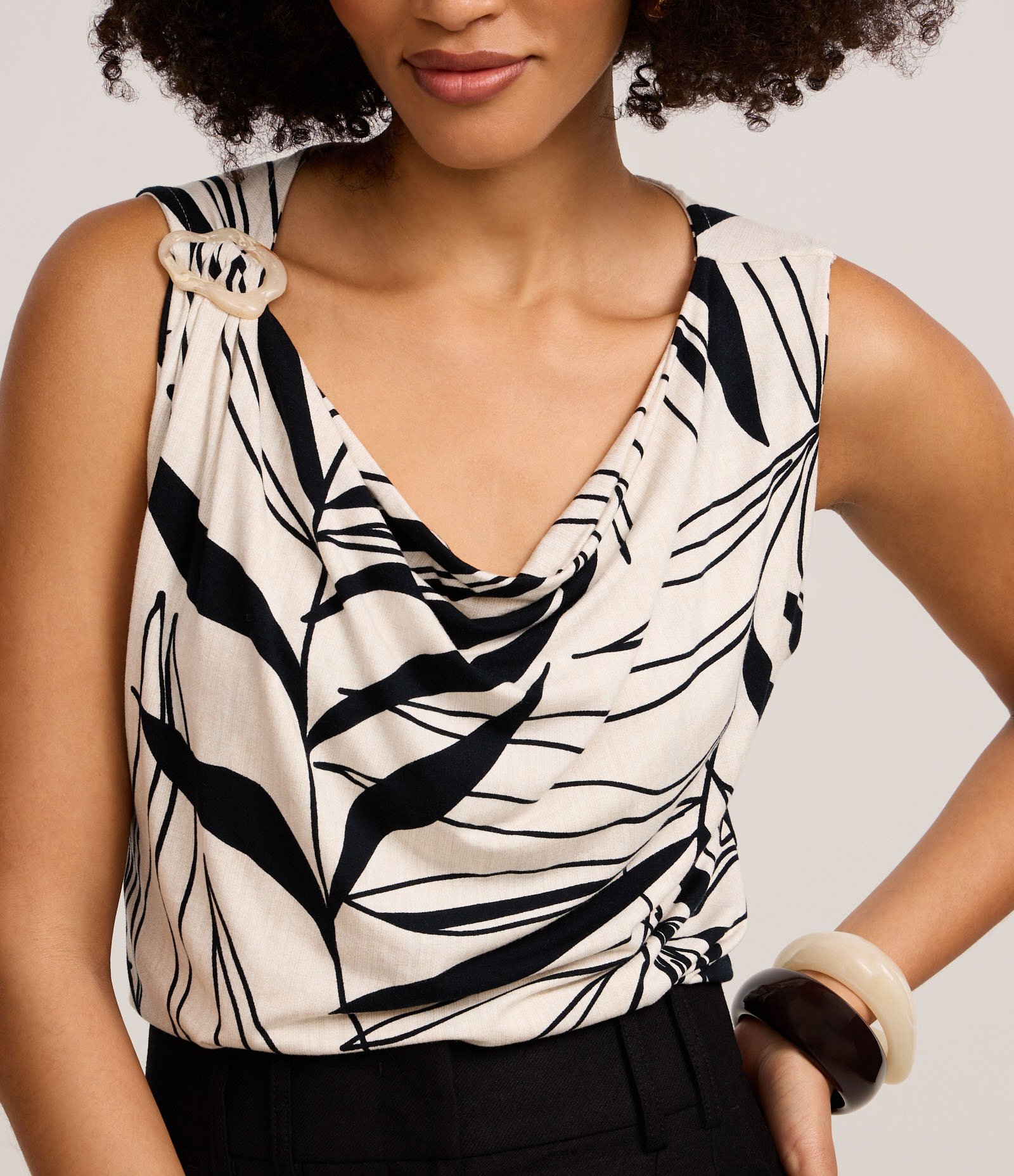 Blusa em Viscolycra com Decote Degagê e Estampa Folhagem Bege/Preto 1