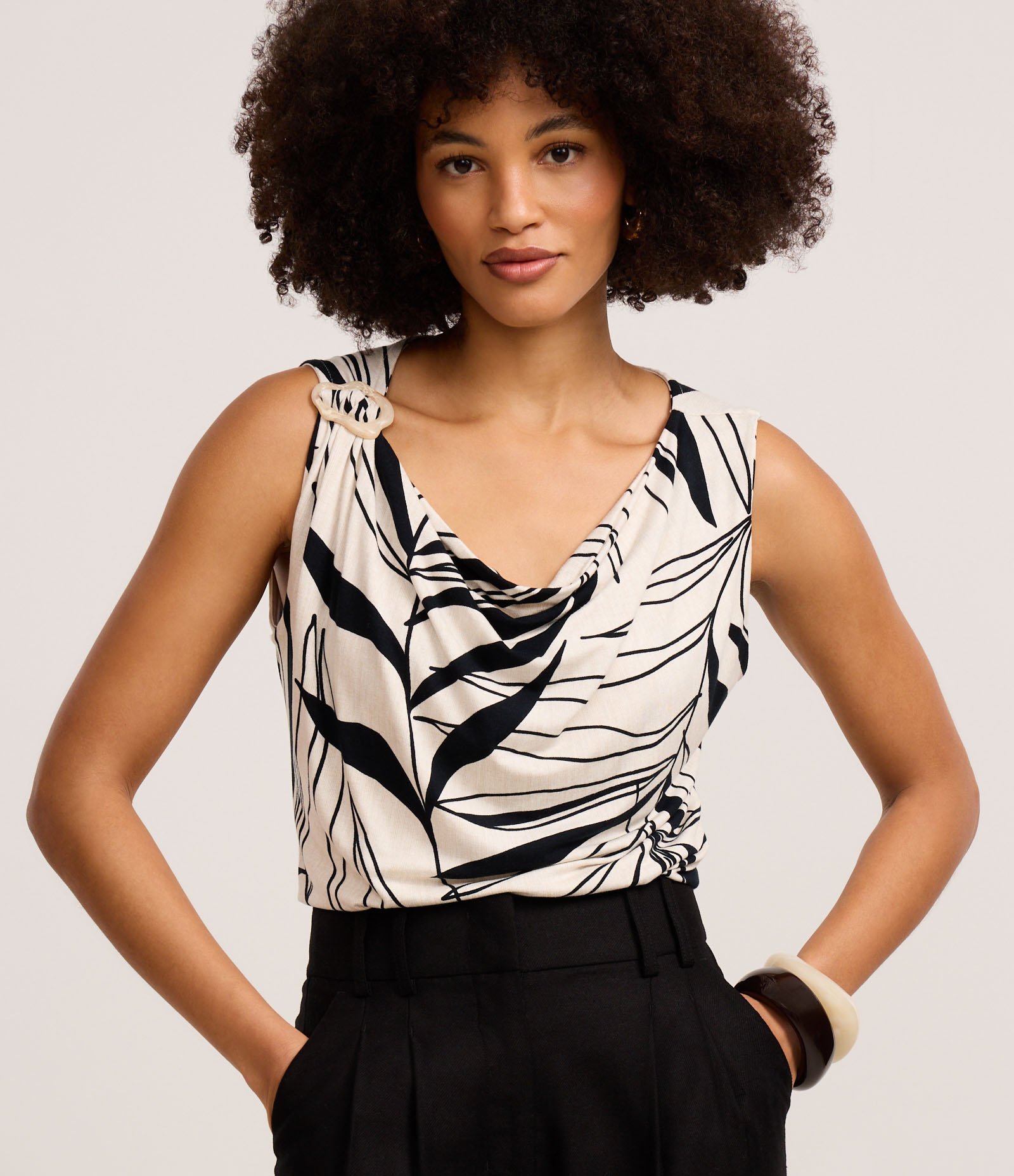 Blusa em Viscolycra com Decote Degagê e Estampa Folhagem Bege/Preto 3