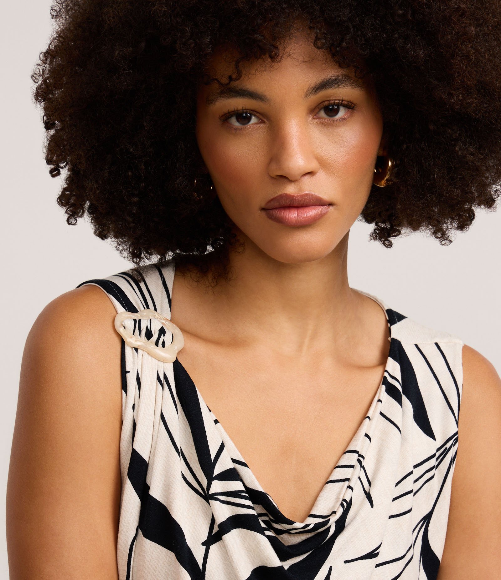 Blusa em Viscolycra com Decote Degagê e Estampa Folhagem Bege/Preto 4