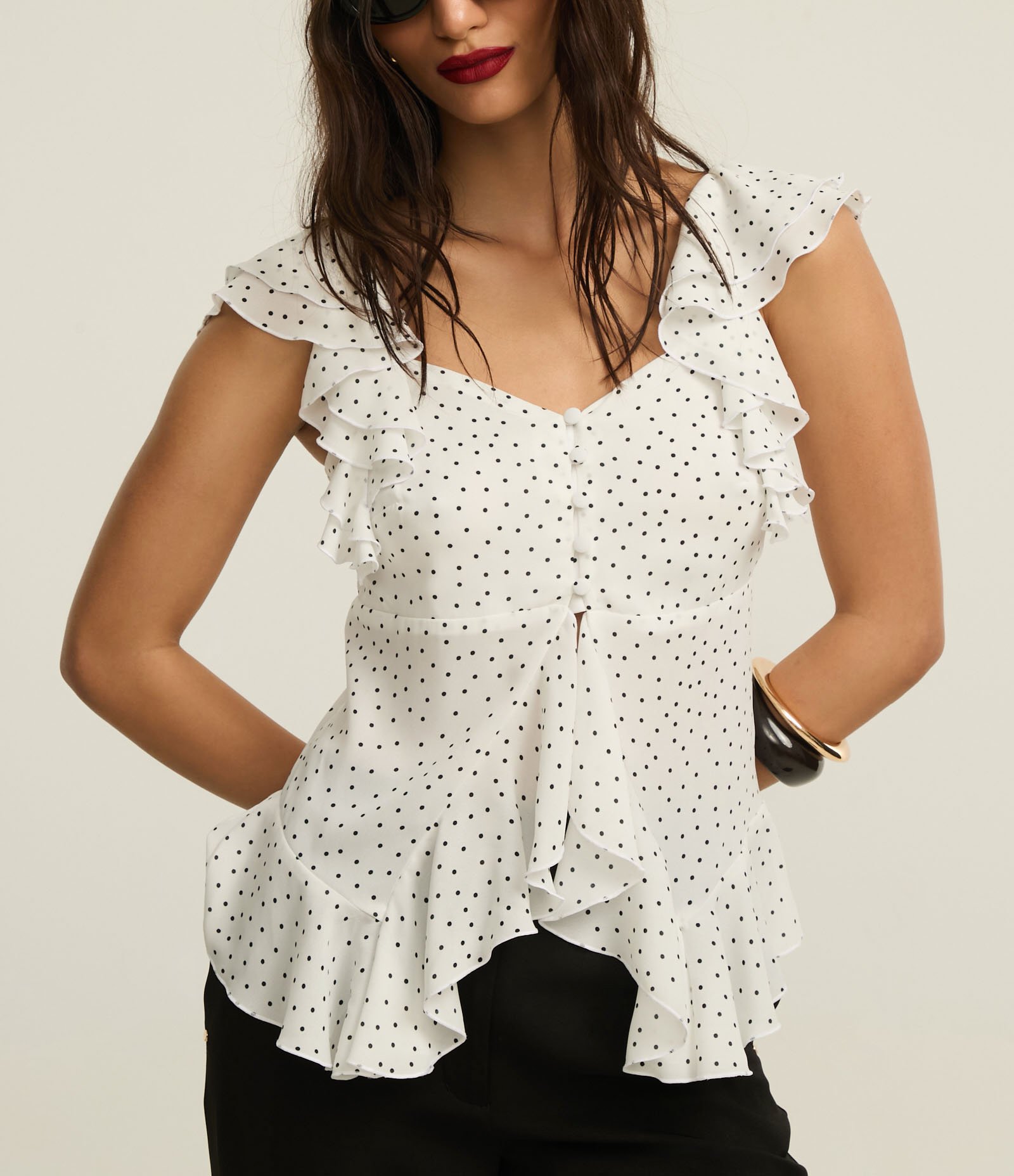 Blusa Peplum em Crepe com Babado no Ombro e Estampa Poá Branco 4