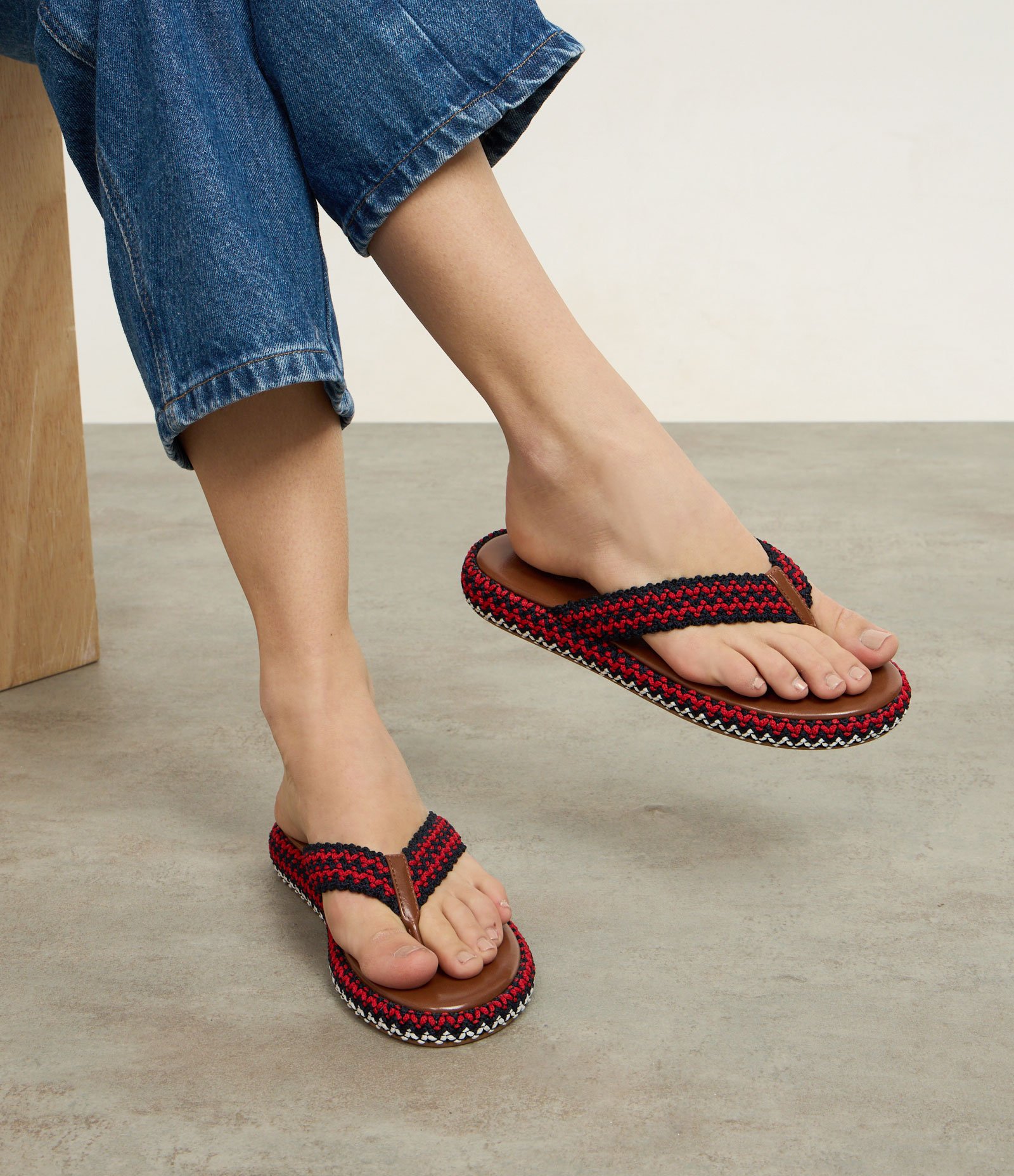 Chinelo Rasteira de Dedo com Detalhes Trançados Marrom 5