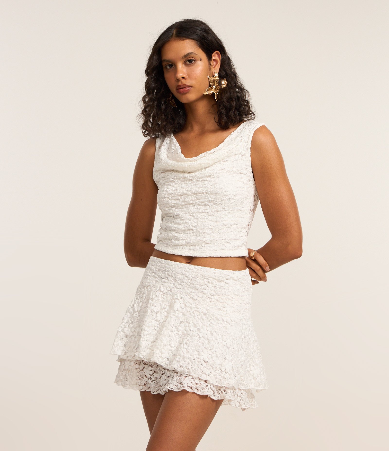 Saia Curta em Renda com Babado Assimétrico Branco 2