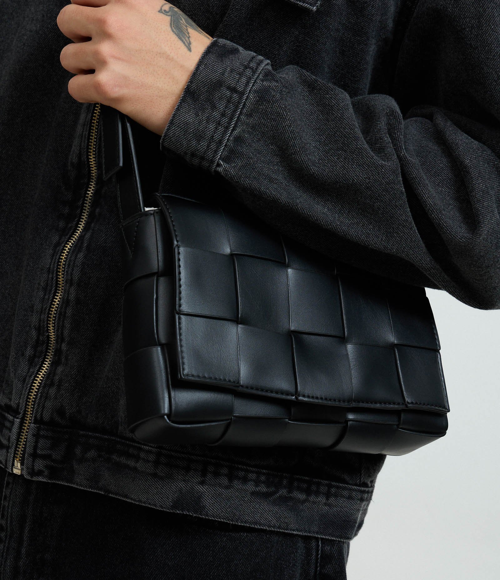 Bolsa Shoulder Bag Transversal em PU com Textura Tressê Preto 1