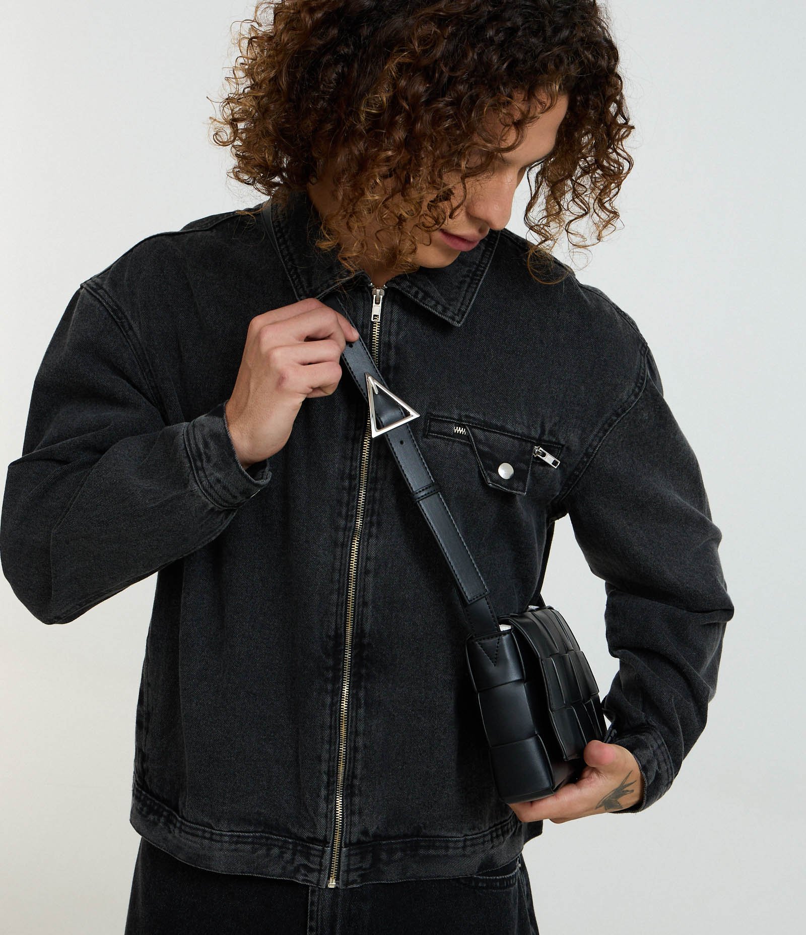 Bolsa Shoulder Bag Transversal em PU com Textura Tressê Preto 2